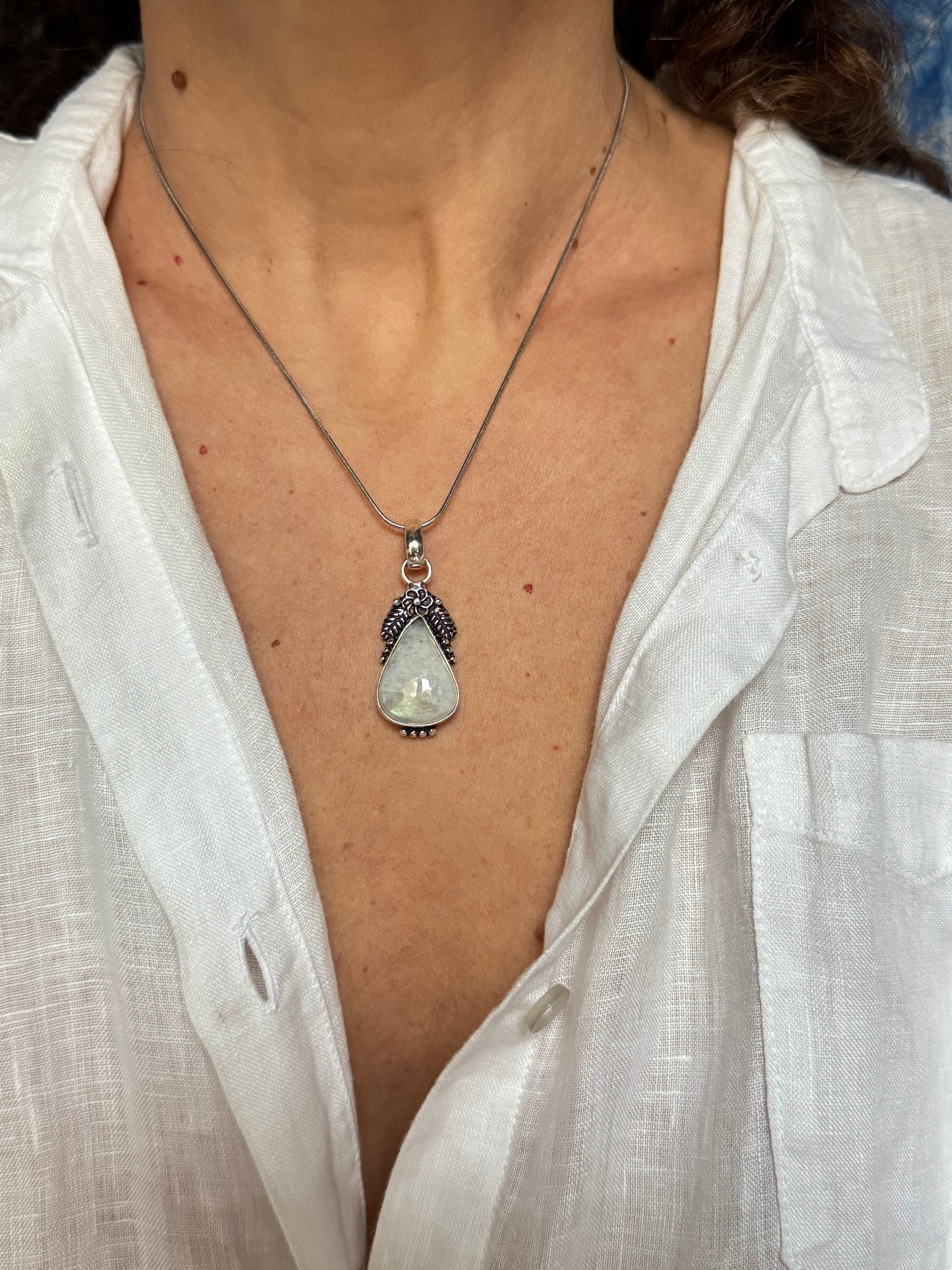 Ciondolo argentato pietra di luna arcobaleno