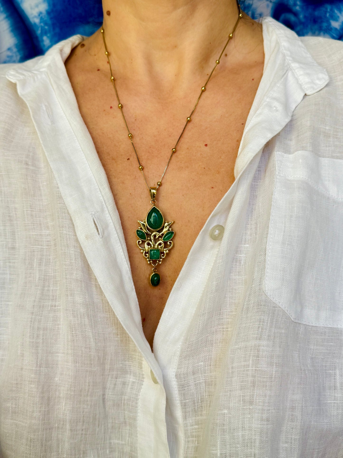 Collana dorata con ciondolo verde