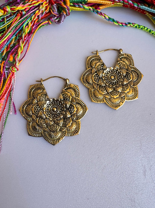 Goldene Mandala-Boho-Ohrringe
