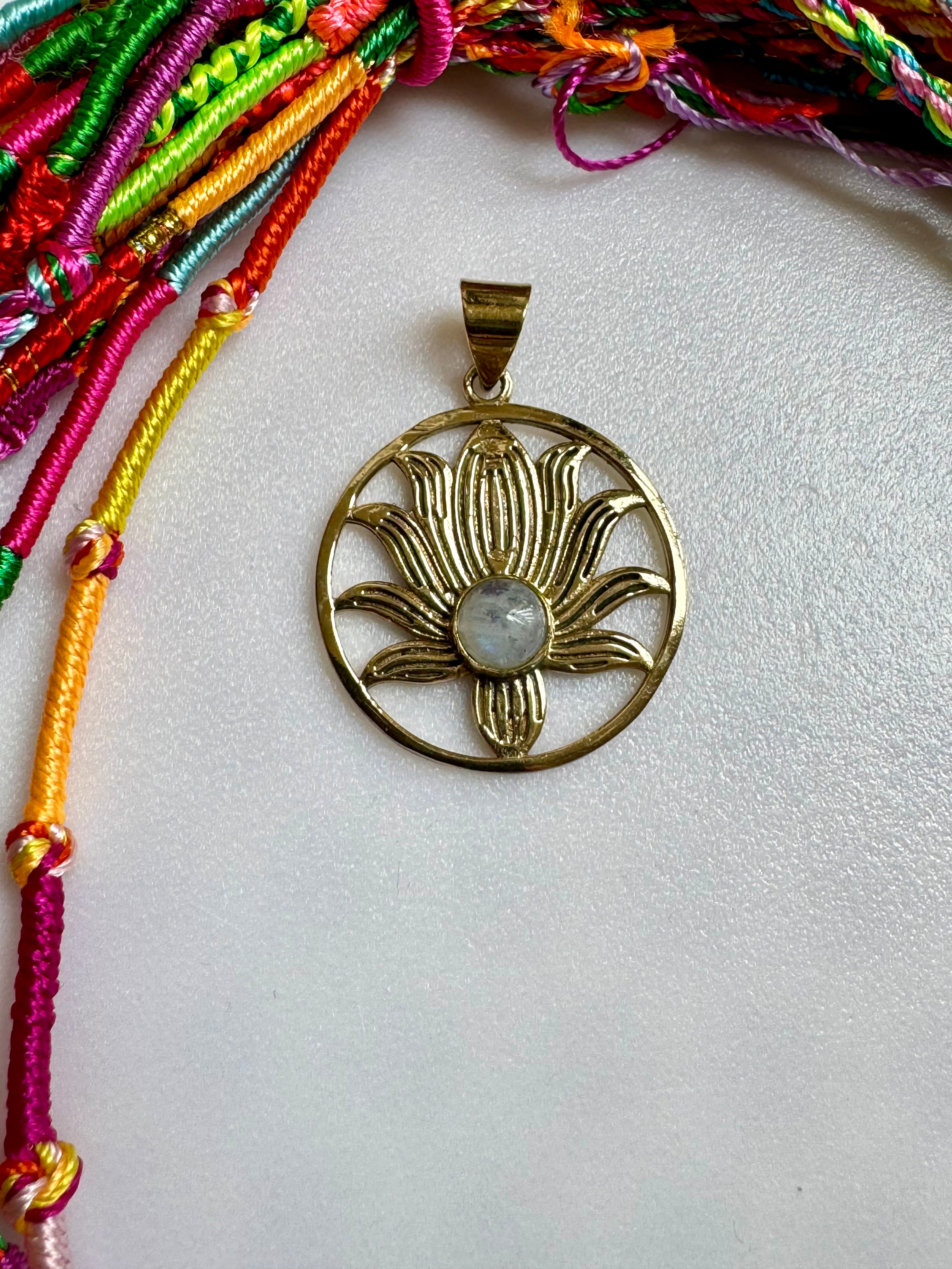 Collana con ciondolo a forma di loto in pietra di luna a forma di pera