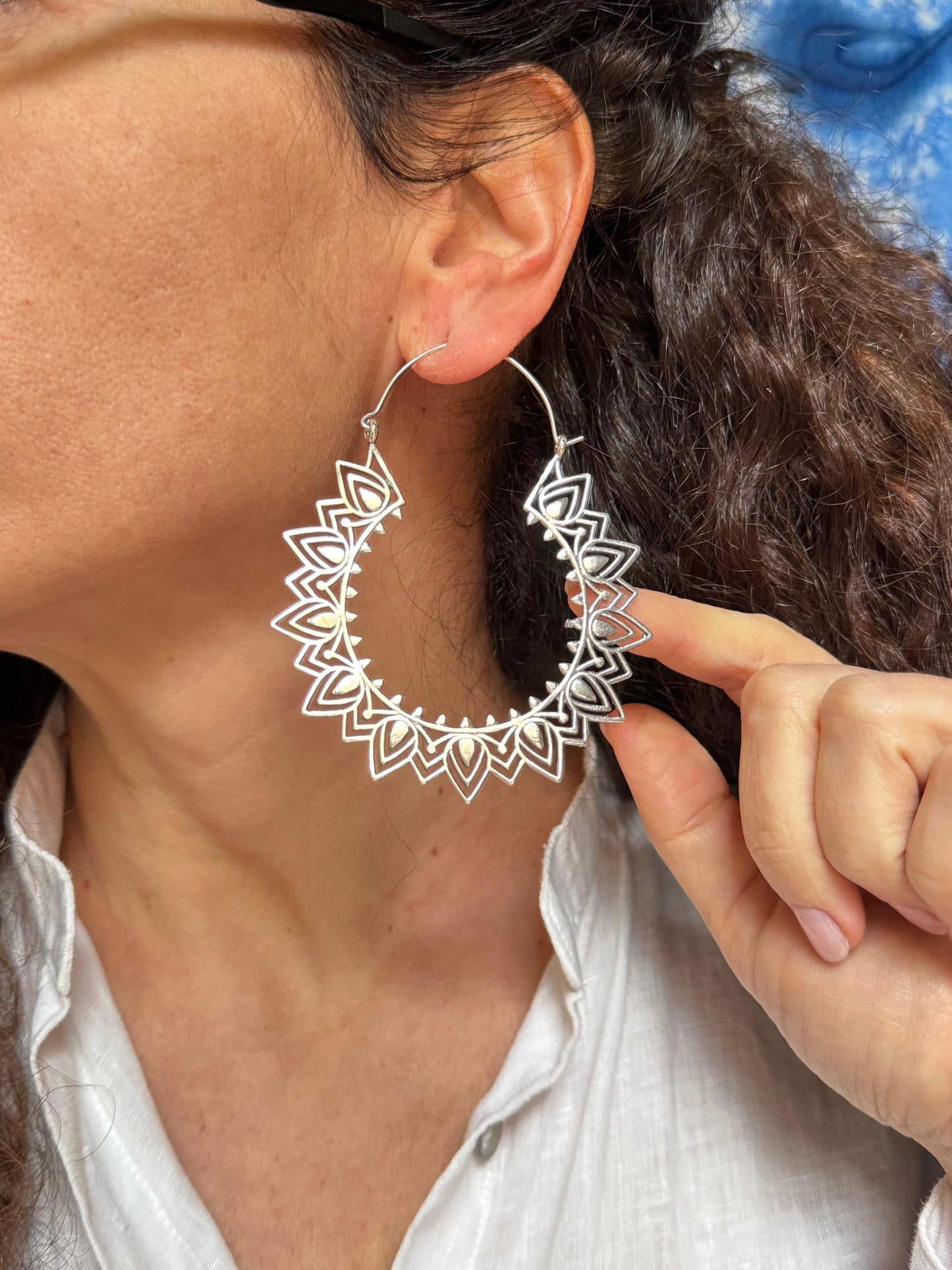 Orecchini boho argentati cerchi fiammelle
