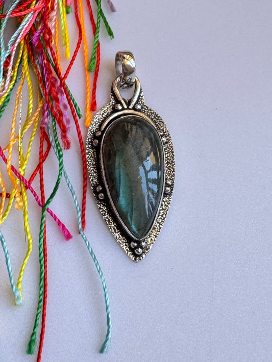 Ciondolo boho argentato labradorite