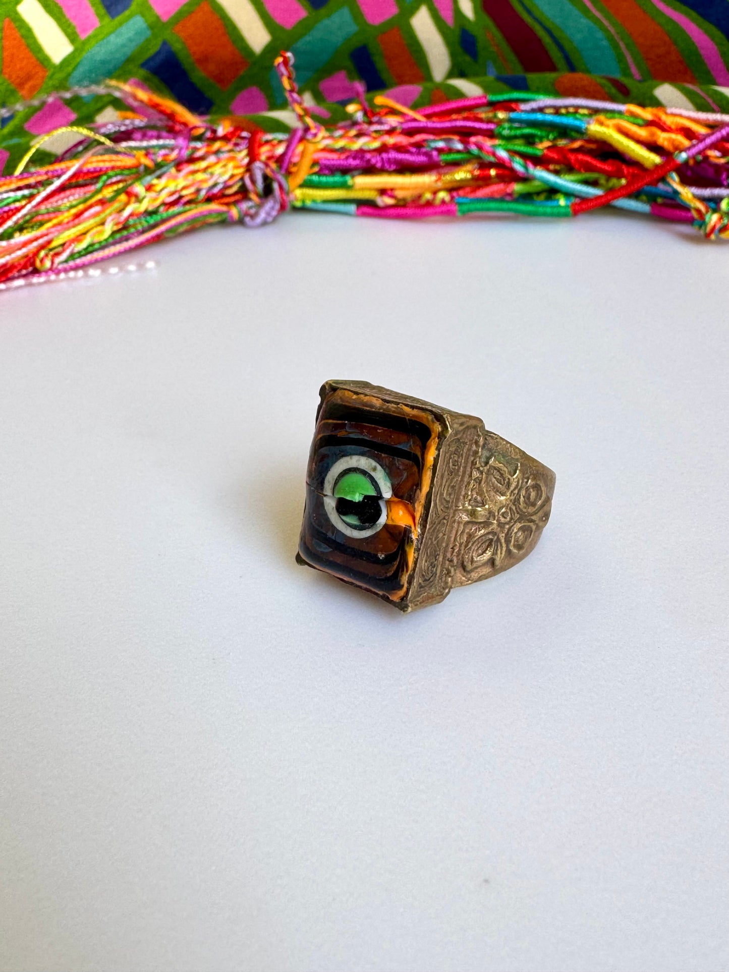 Antiker, bemalter Keramikring im Vintage-Stil, Größe 21/22, defekt