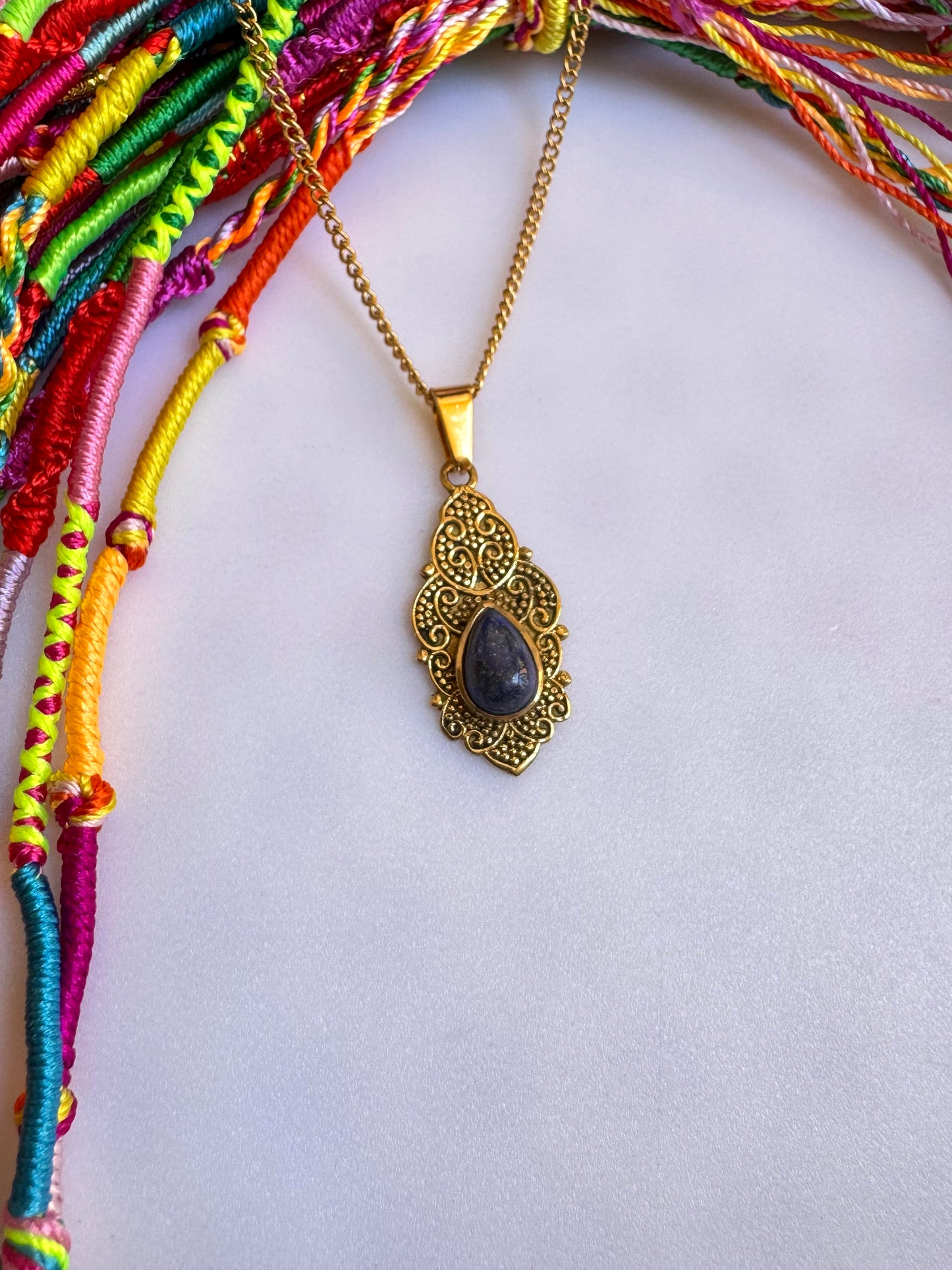 Goldene Halskette mit blauem Anhänger