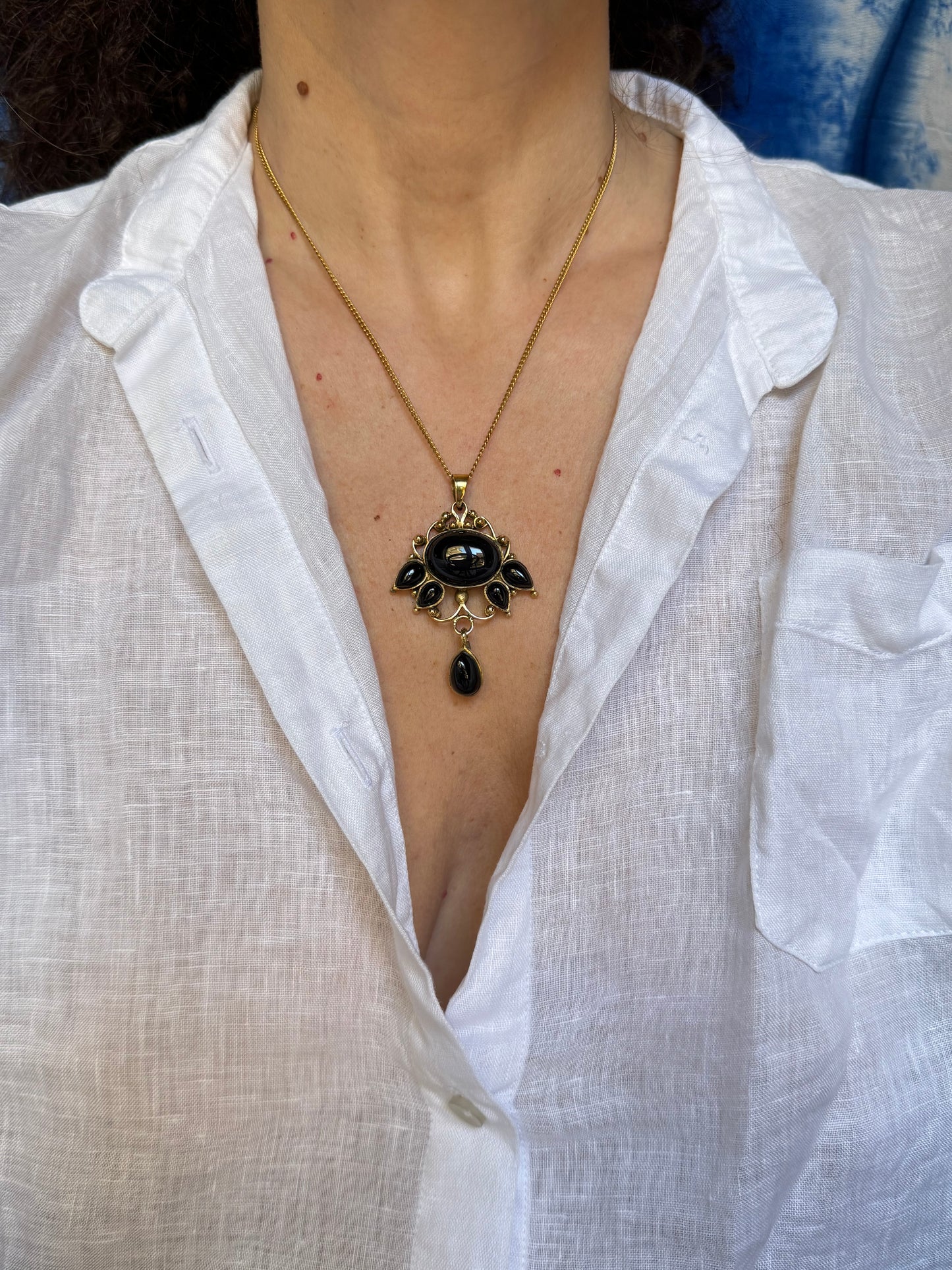 Ciondolo boho dorato onice nero
