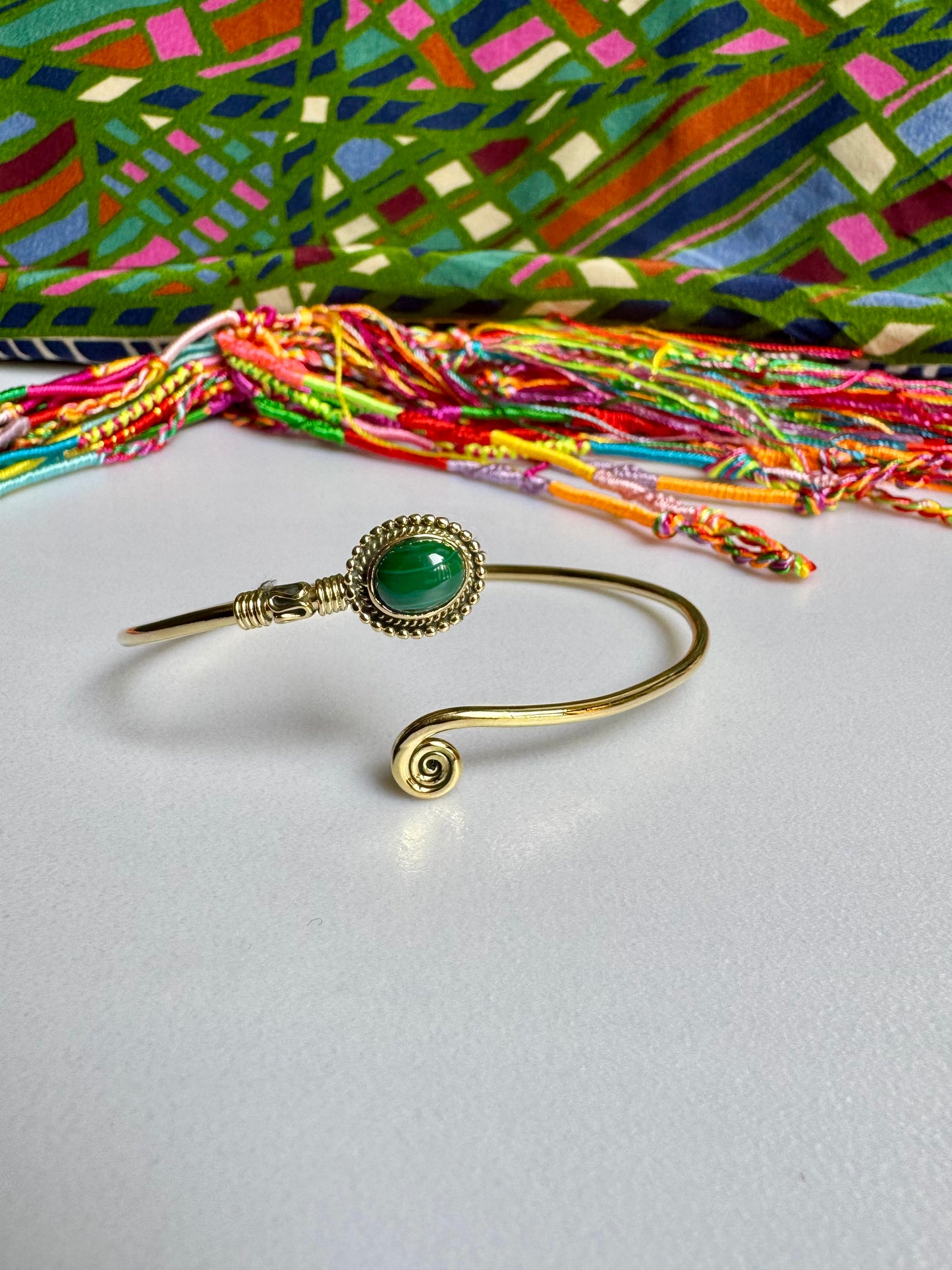 Grüngoldenes Boho-Armband