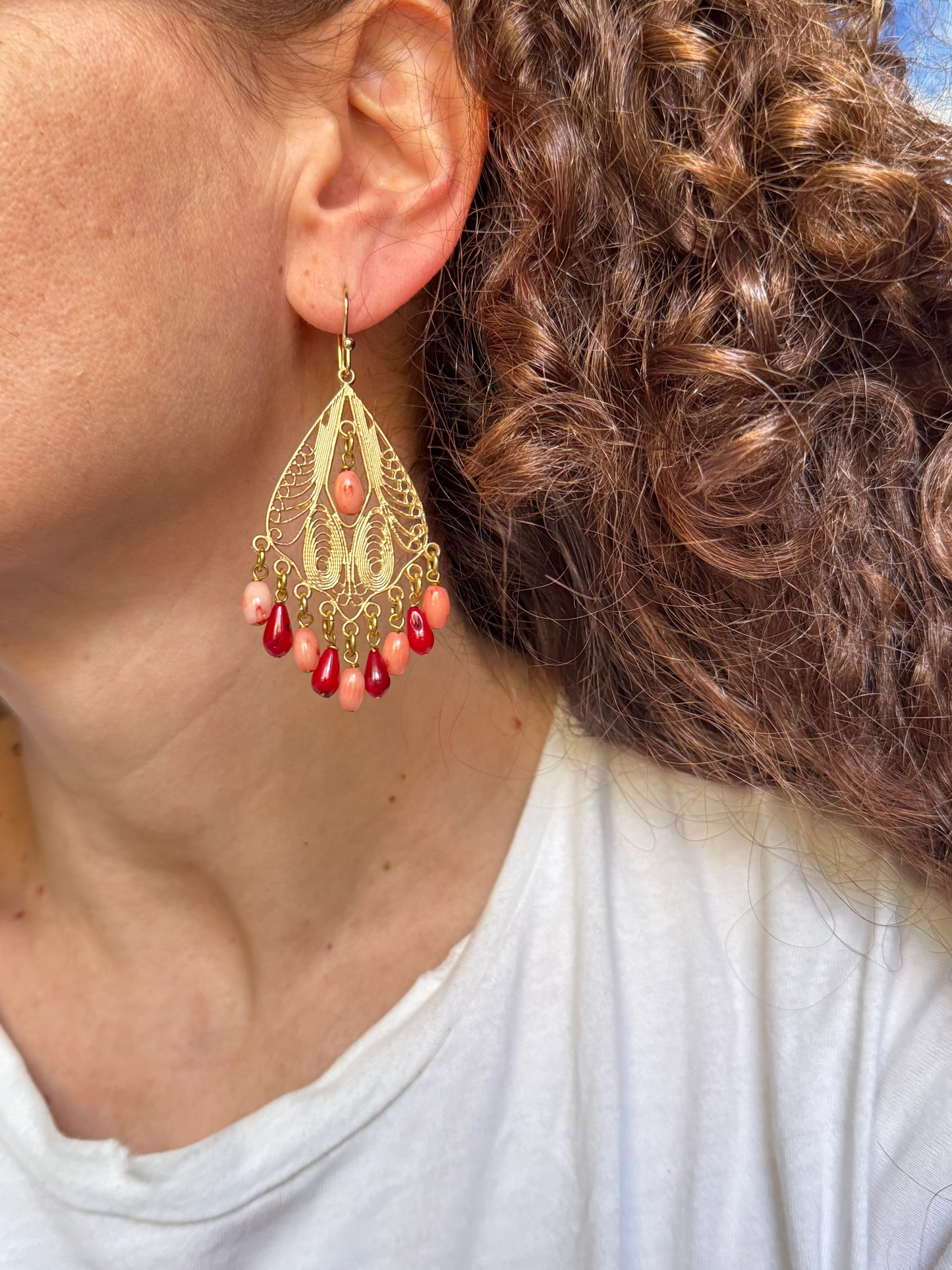 Orecchini dorati filigrana perline rosso e rosa