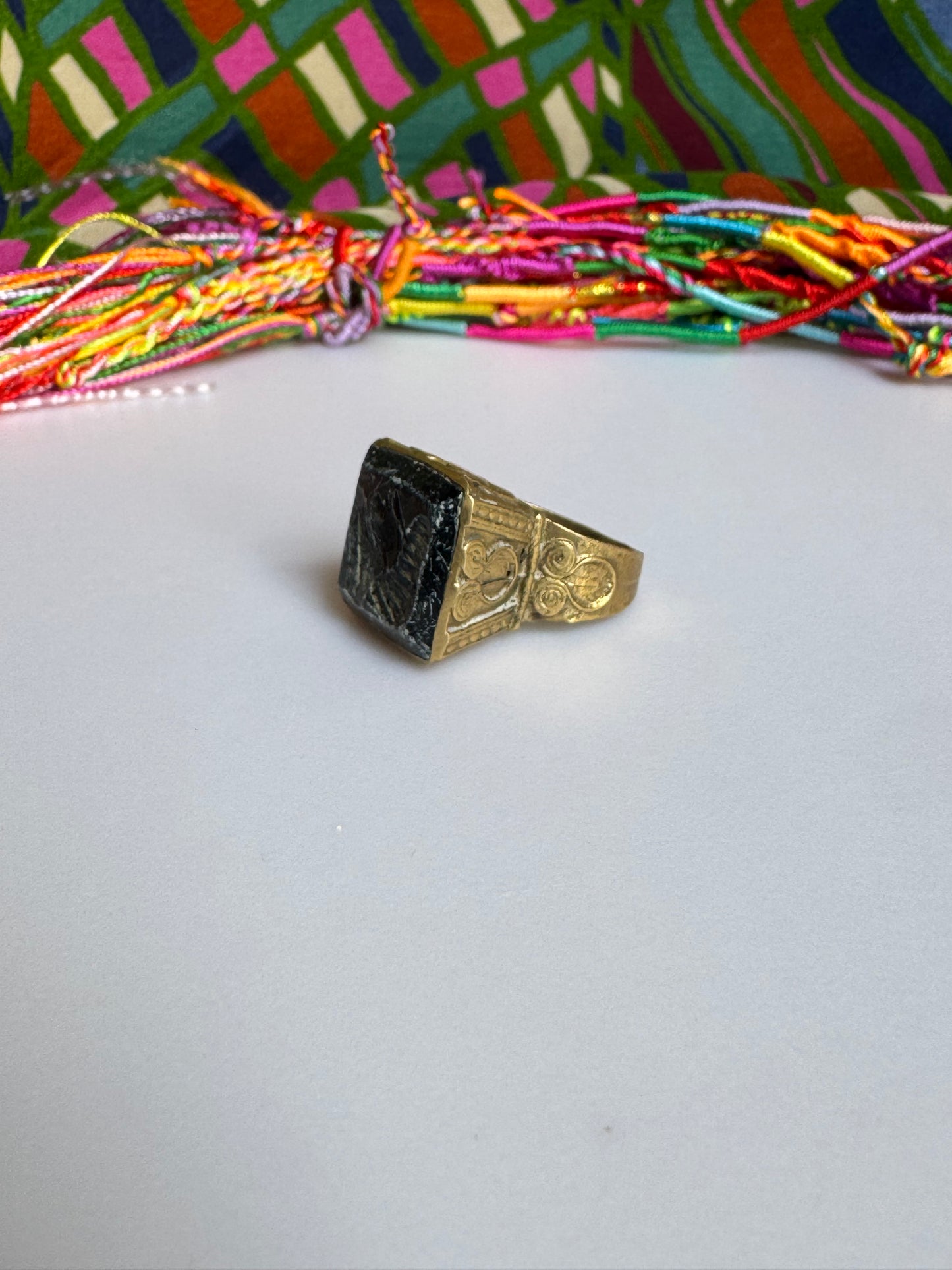 Antiker, bemalter Keramikring im Vintage-Stil, Größe 19