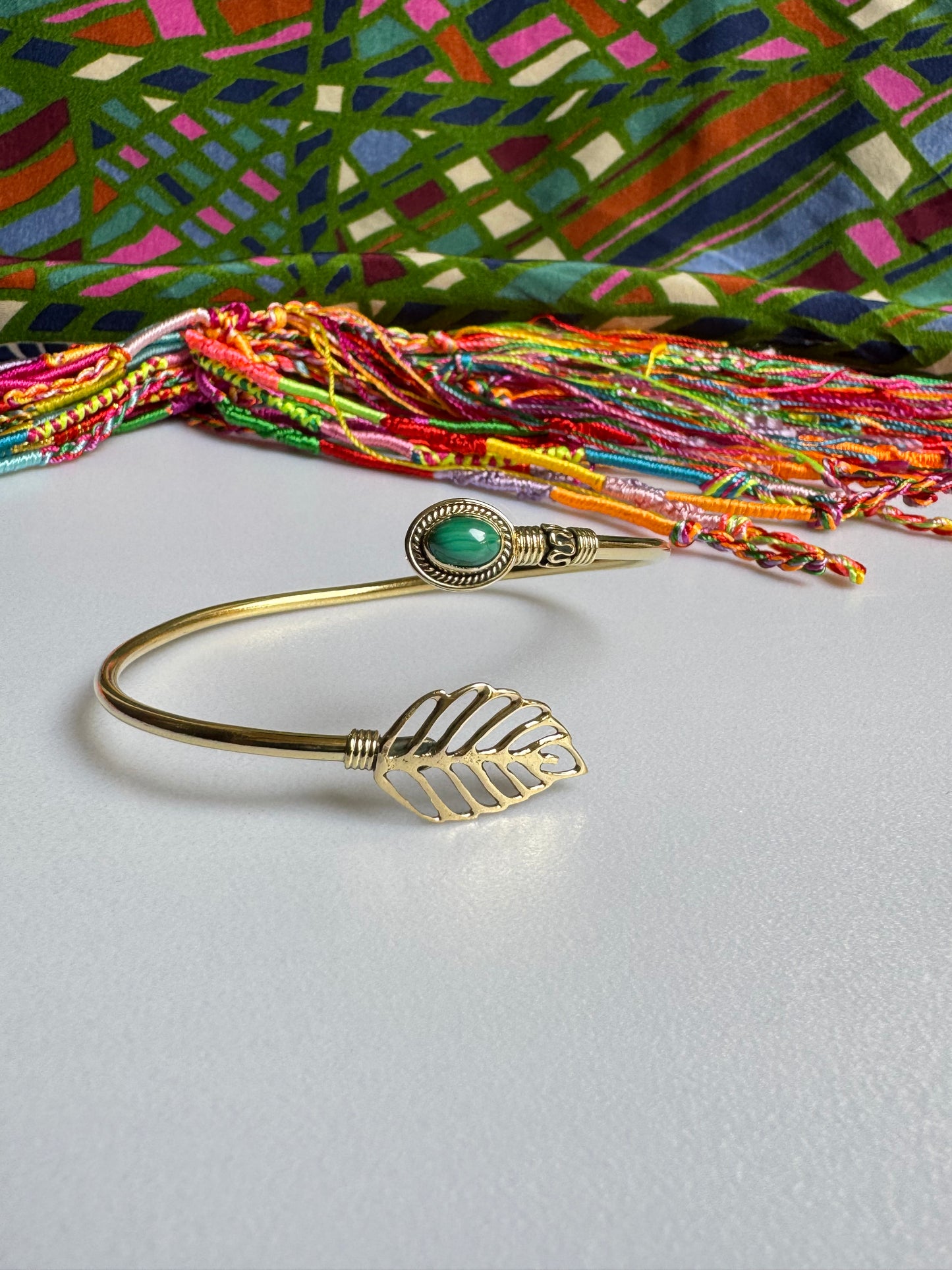Grüngoldenes Boho-Armband
