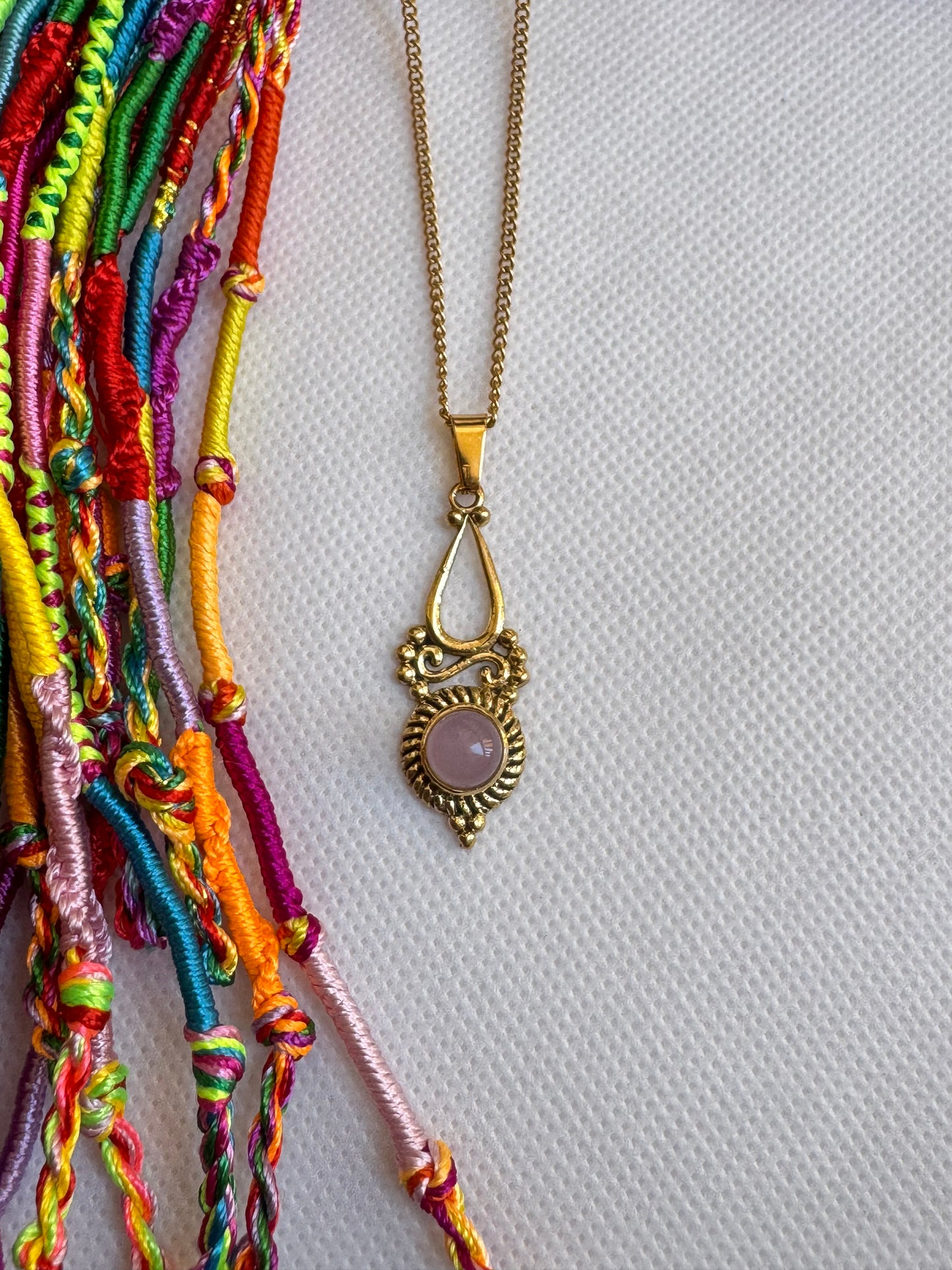 Goldene Halskette mit Rosenanhänger