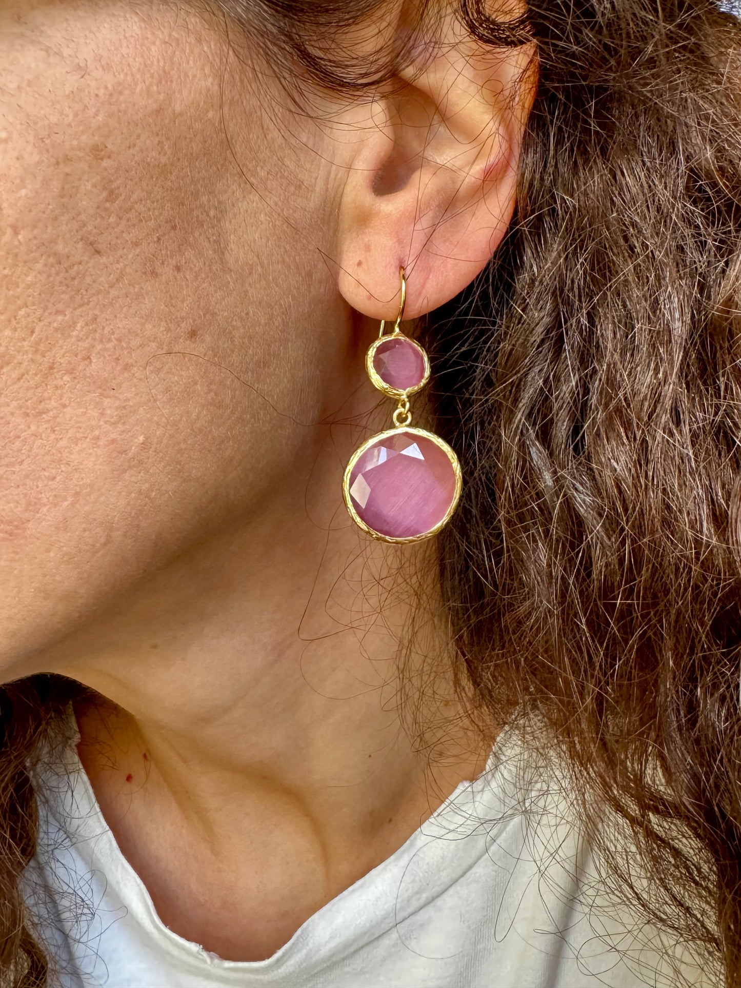 2 rosa Steinohrringe