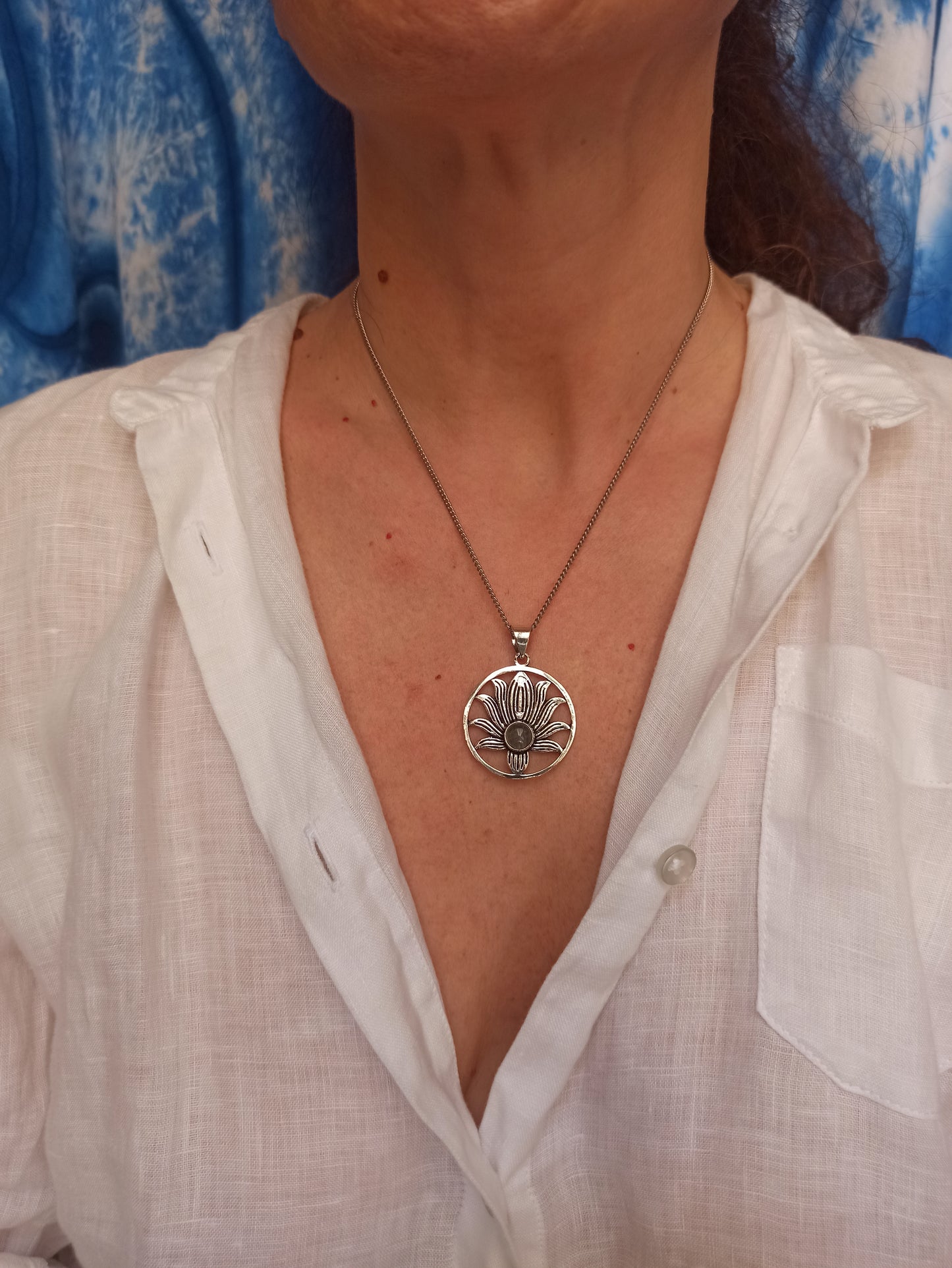 Collana argentata con ciondolo fiore di loto labradorite
