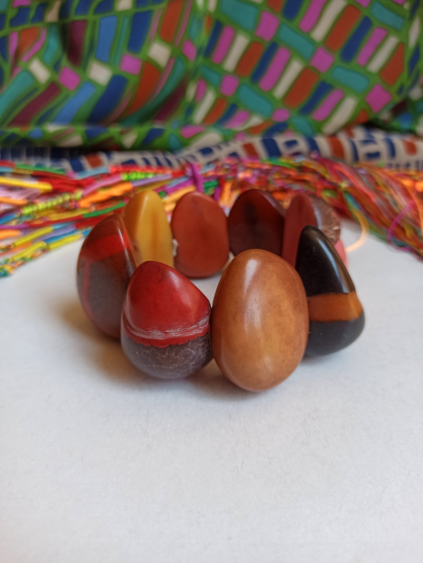 Ockerfarbenes und rotes elastisches Tagua-Armband