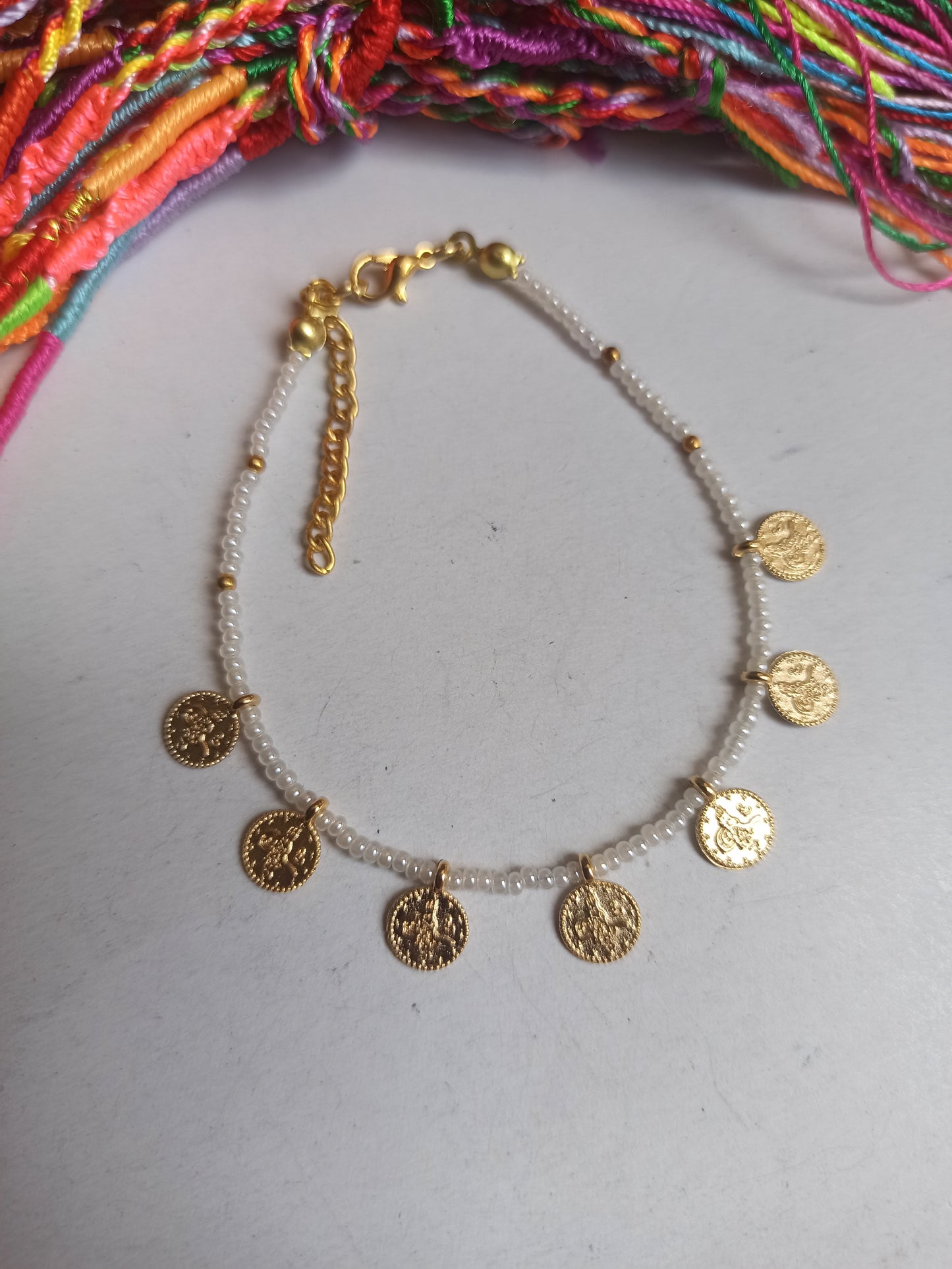 Bracciale sottile perline monetine bianco