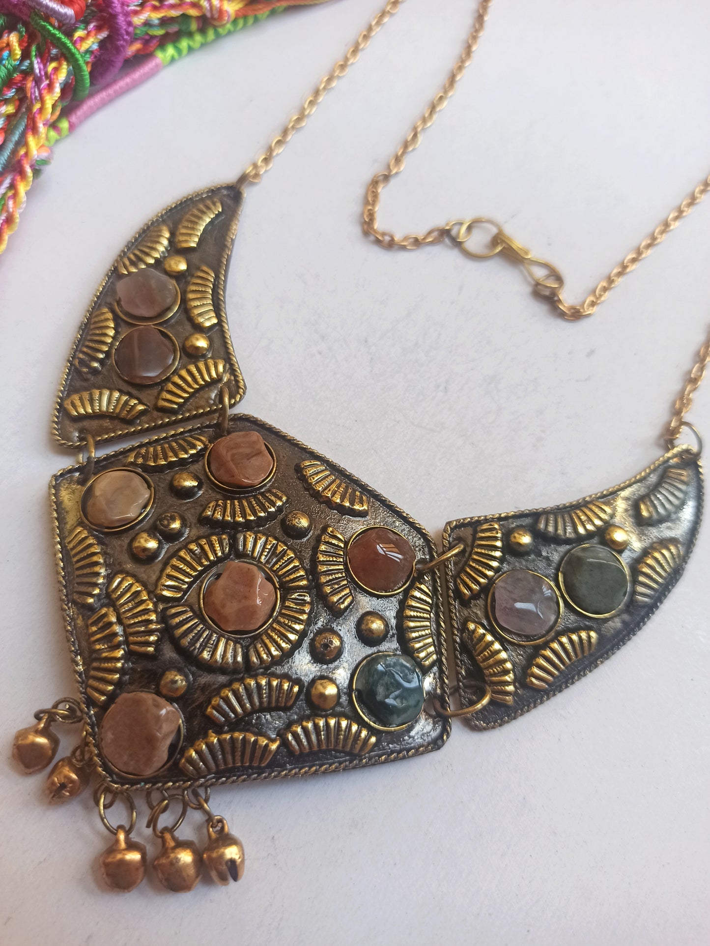 Goldene Stein-Lätzchen-Halskette