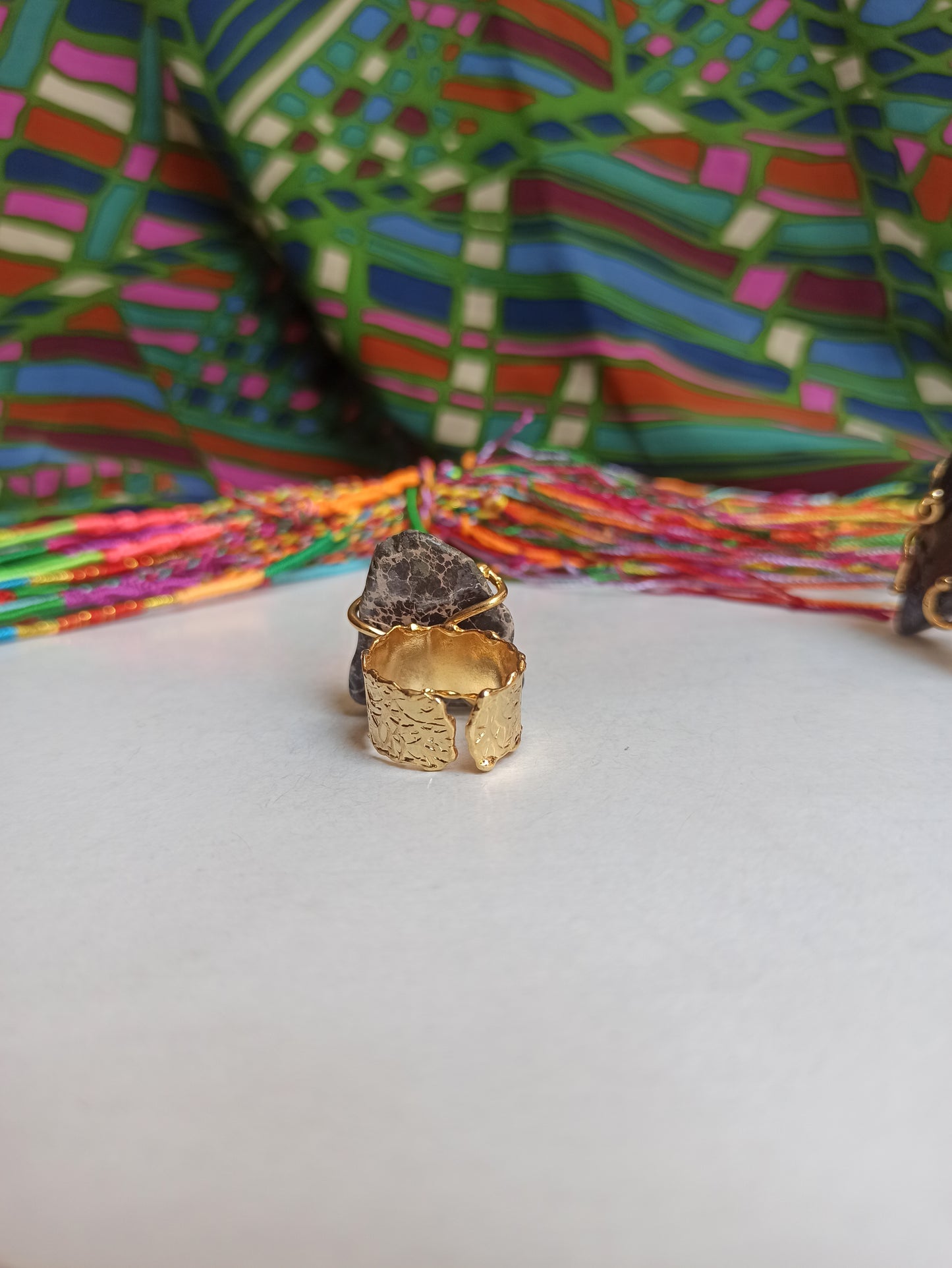 Marmorierter schwarzgoldener Ring