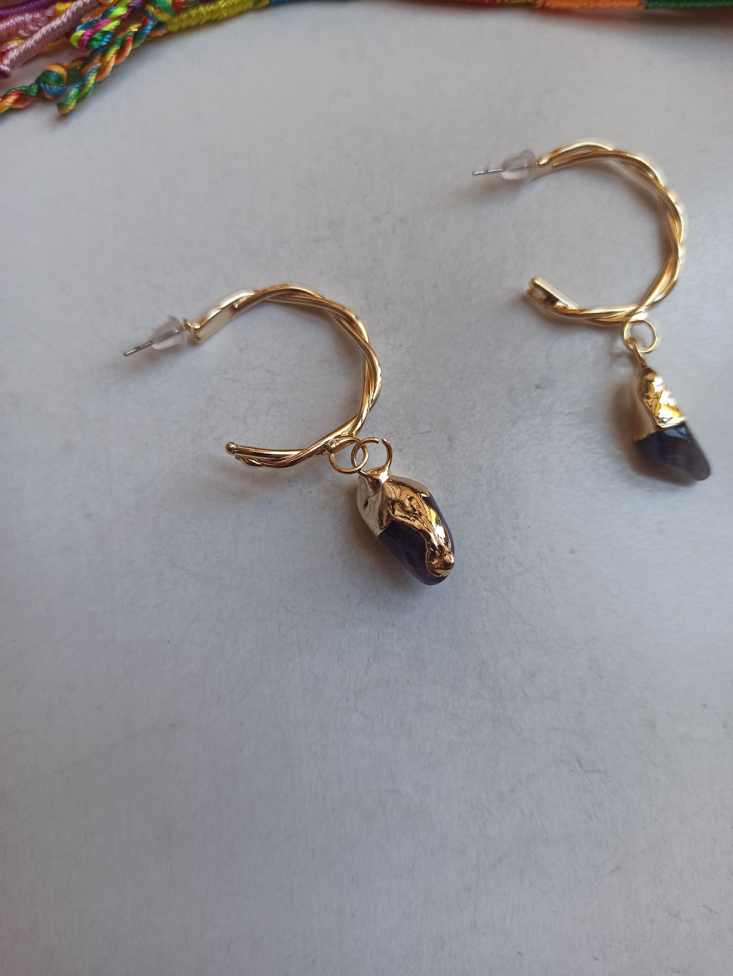 Goldene runde Ohrringe mit Amethystsplittern