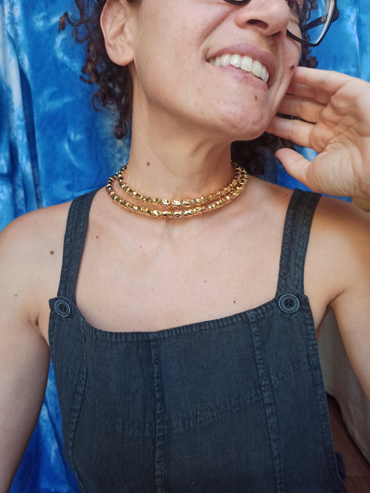 Goldene Halskette mit mehreren Windungen