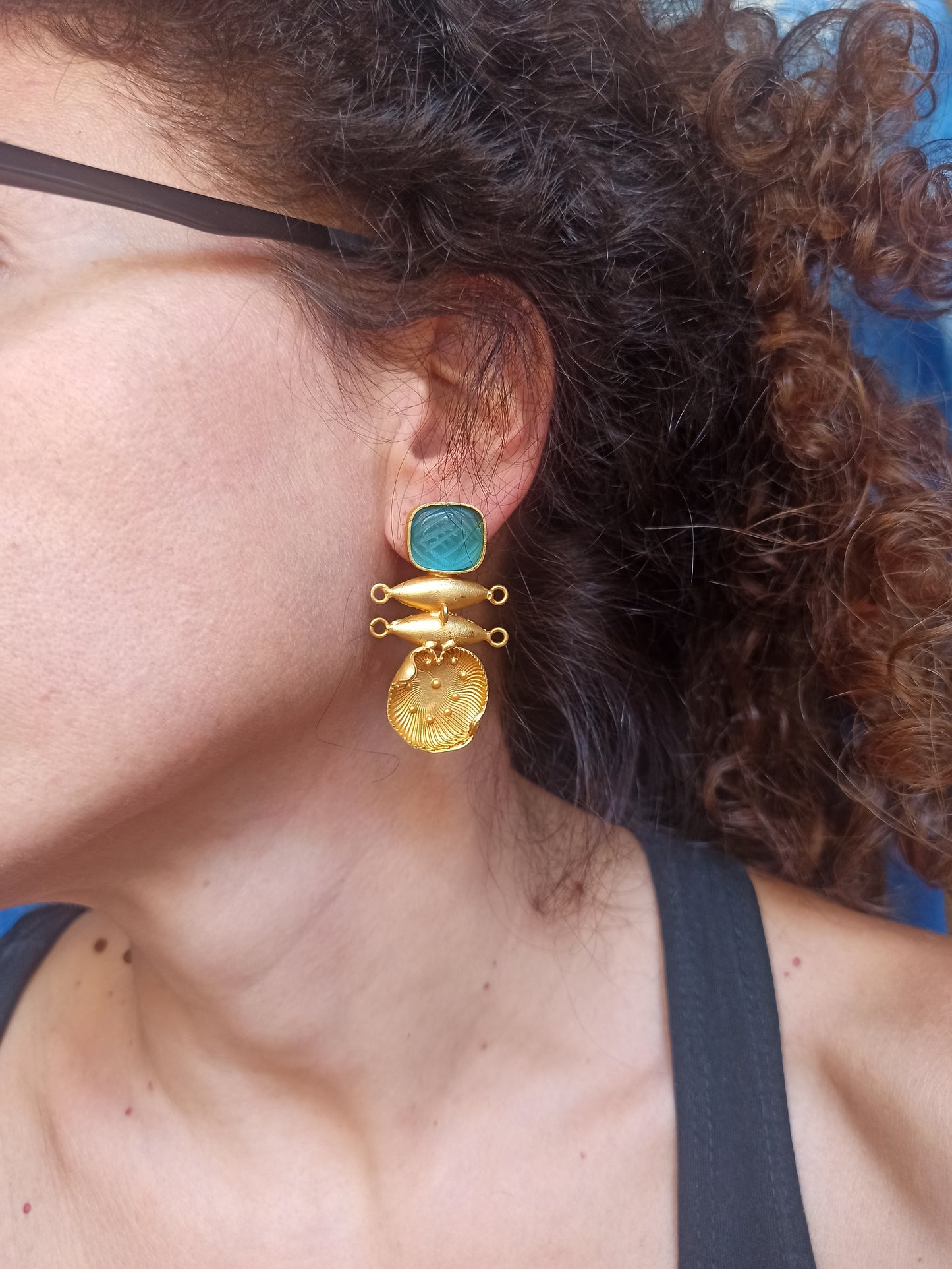 Goldene Ohrringe mit hellblauem Design