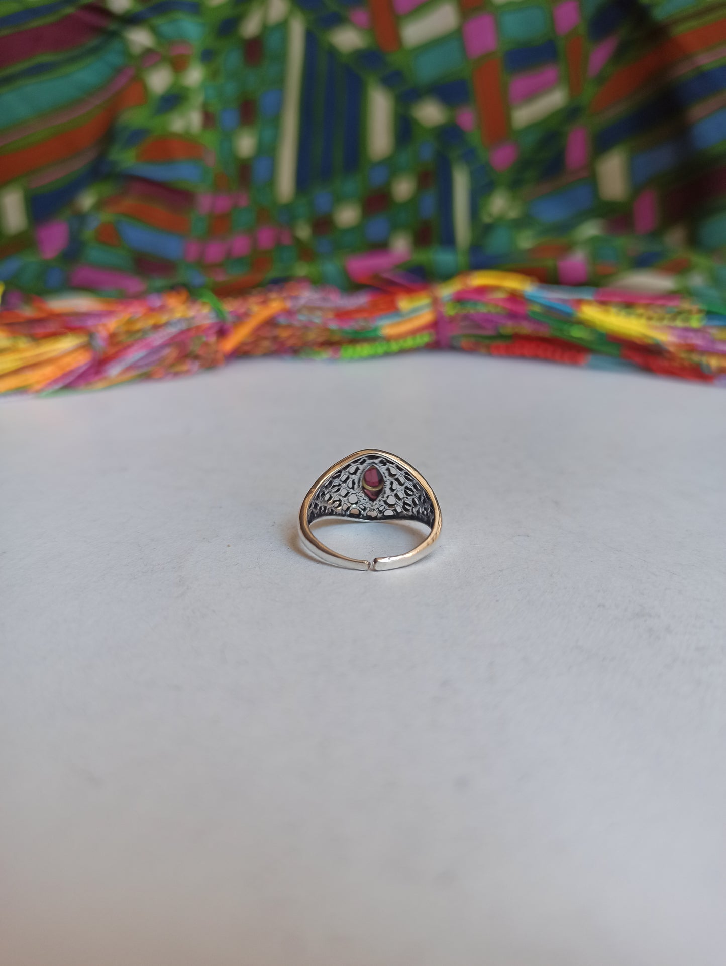 Silberner Boho-Ring mit lila perforiertem Band