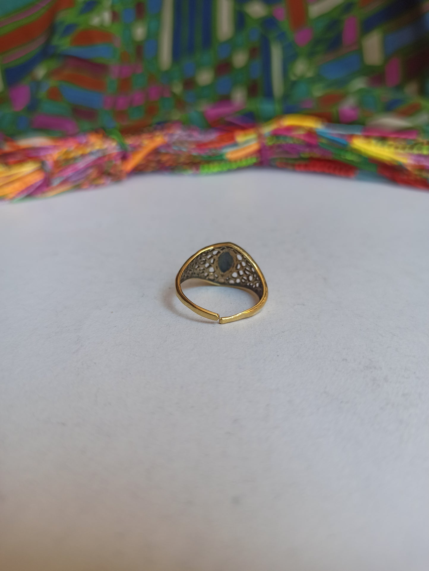 Boho-Silberring mit schwarzem perforiertem Band