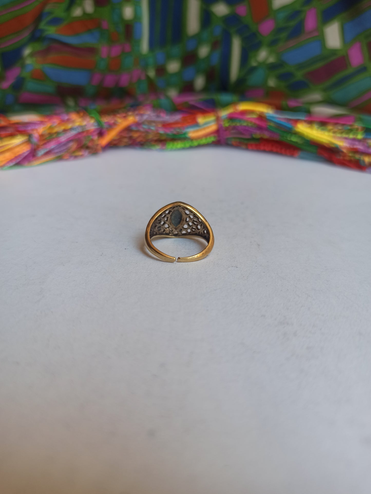 Goldener Boho-Ring mit perforiertem Lapislazuli-Band