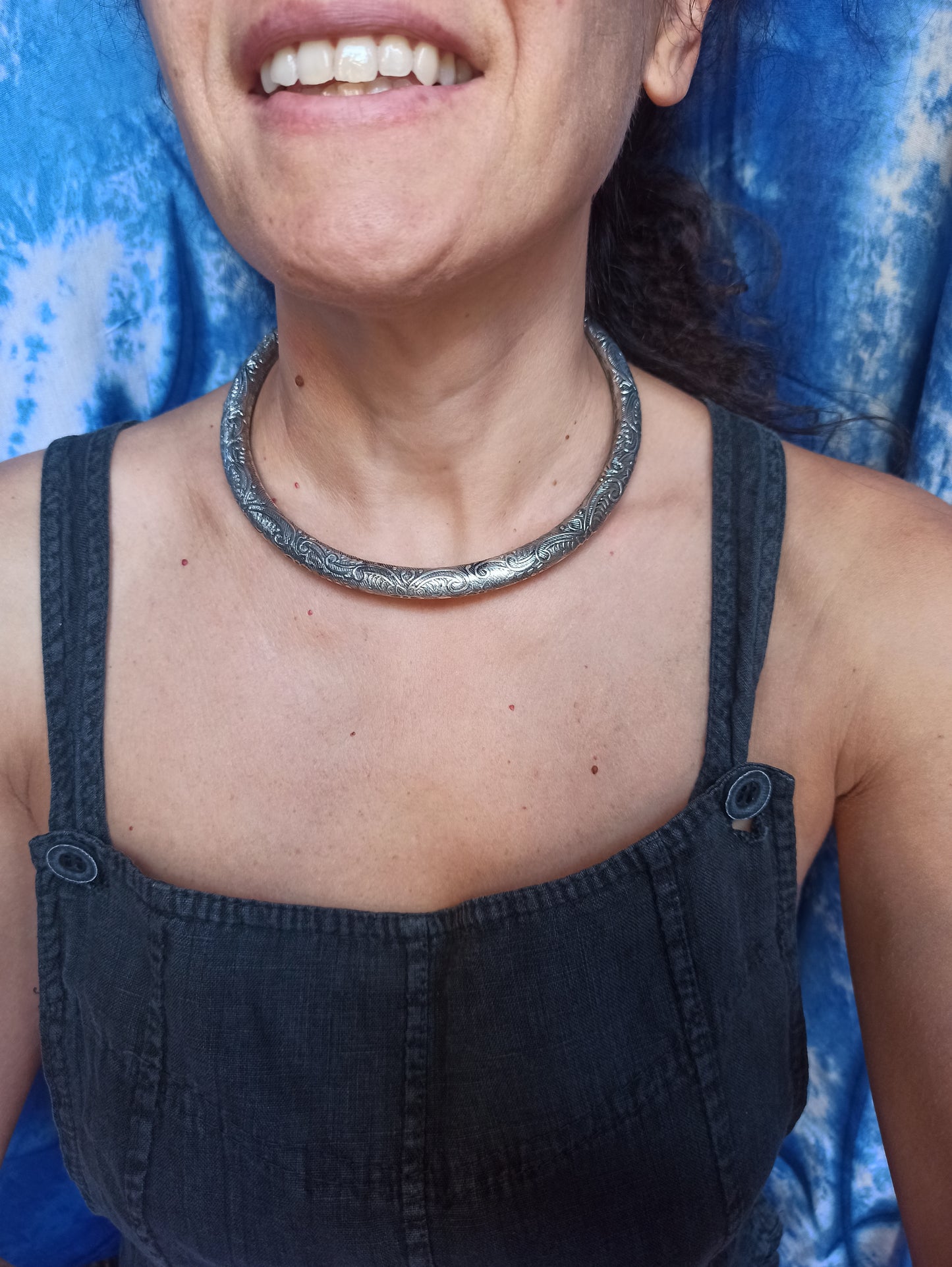 Silberner Kragen mit Wellen und Blumen