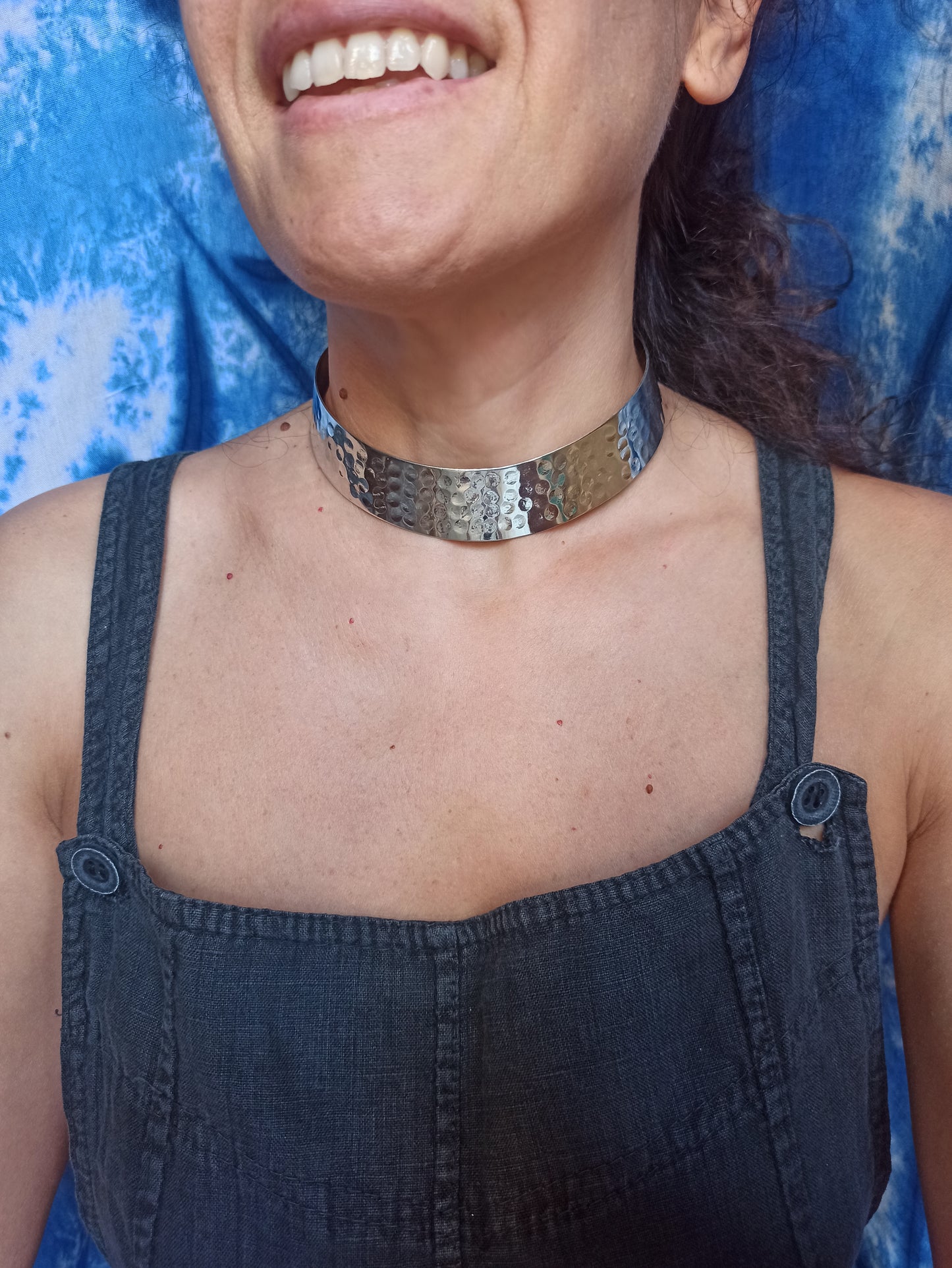 Hoher silberner Kragen