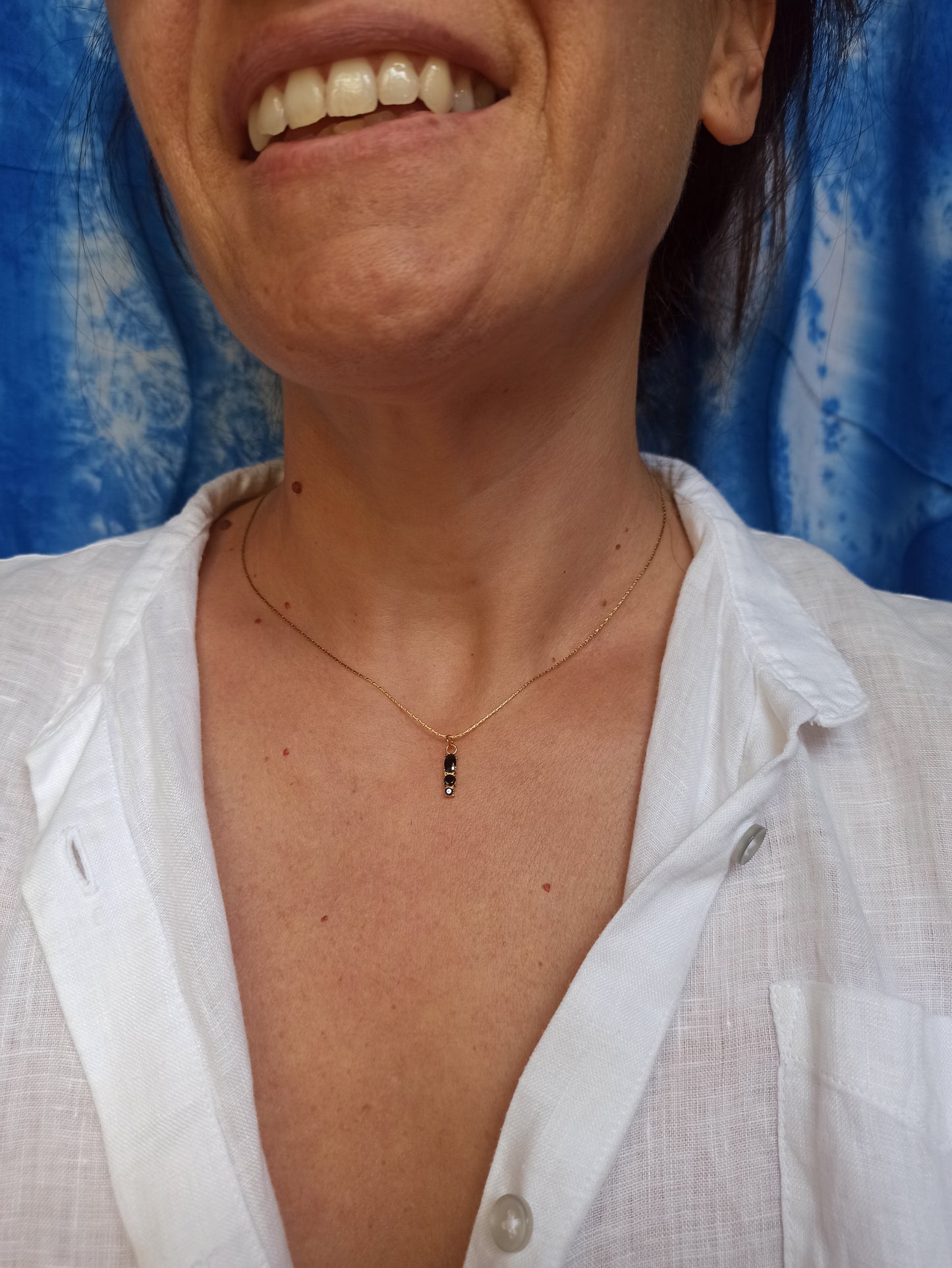 Dünne Halskette aus schwarzem, goldenem Stahl