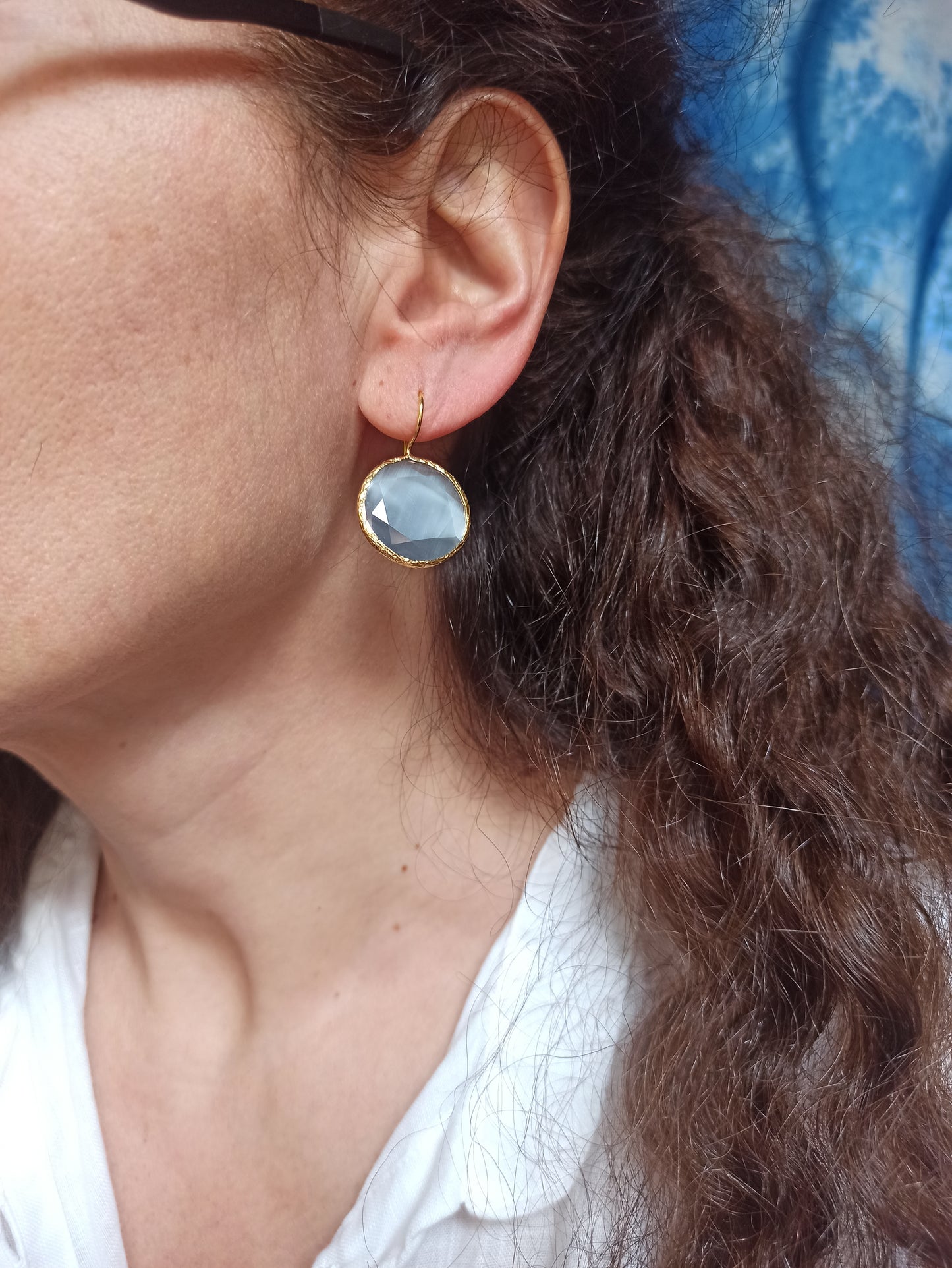 Runde Ohrringe aus grauem Stein