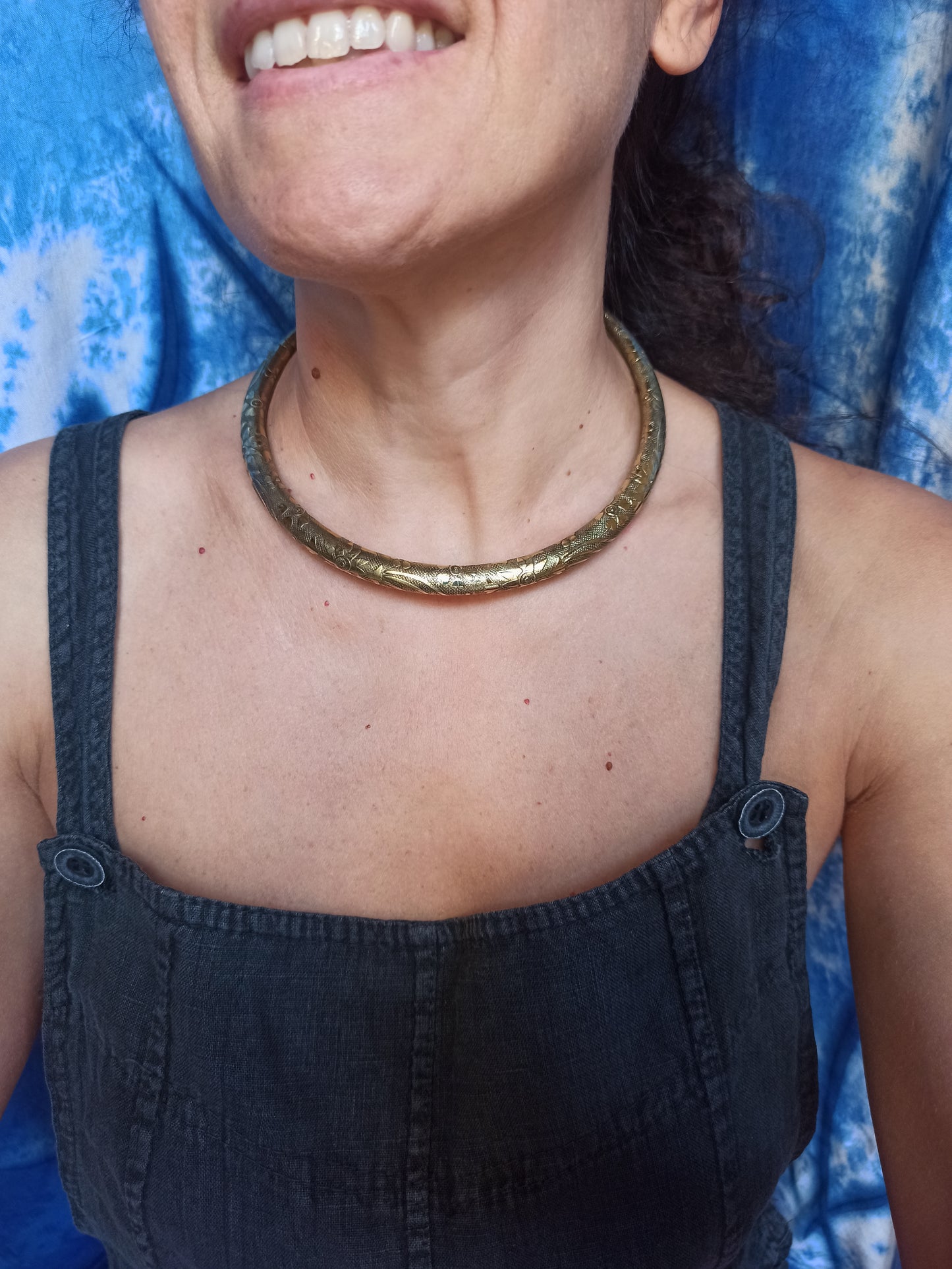 Goldener Kragen mit Locken und Blumen