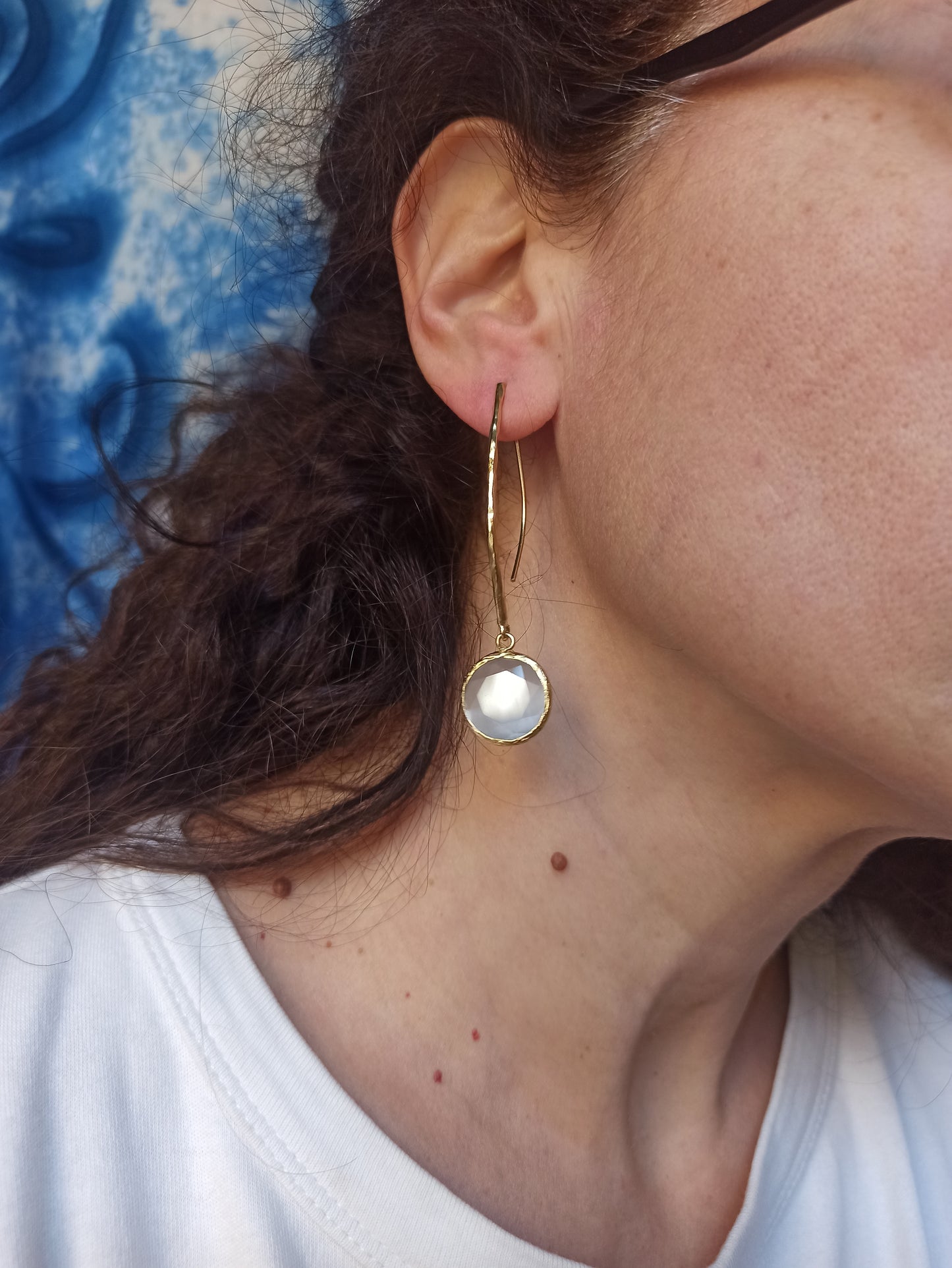 Lange weiße Ohrringe