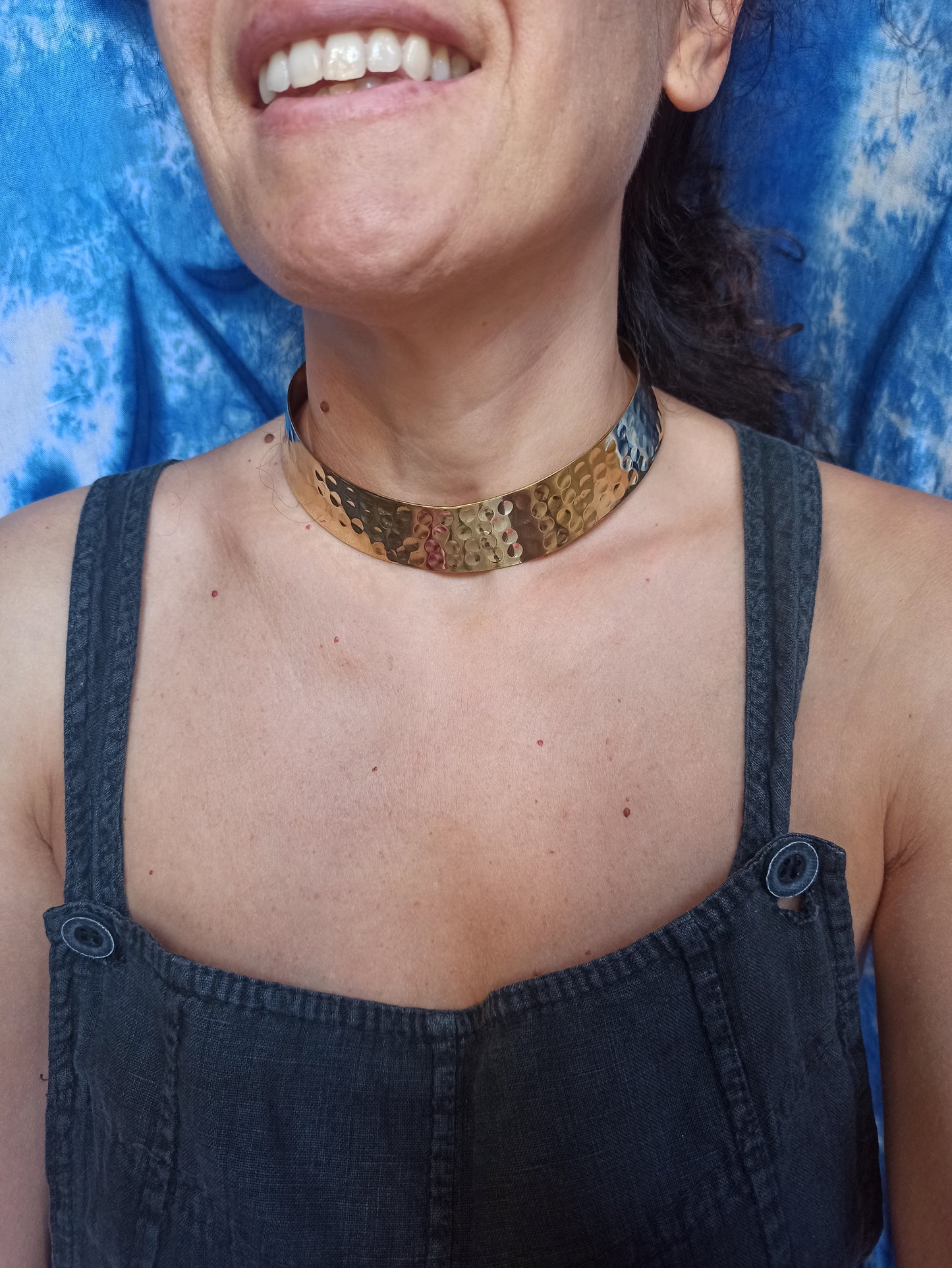 Hoher goldener Kragen