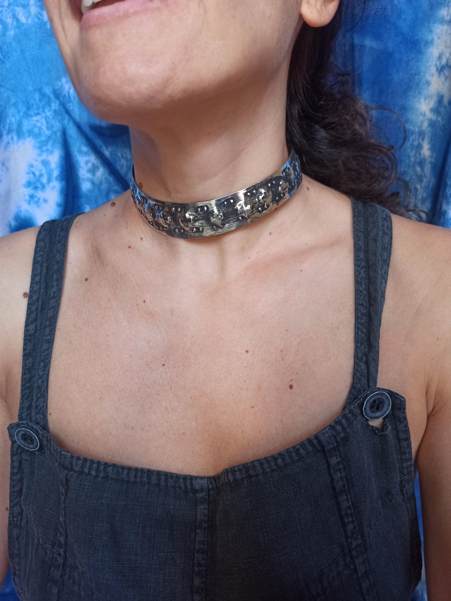 Silberner Kragen mit hohem Relief