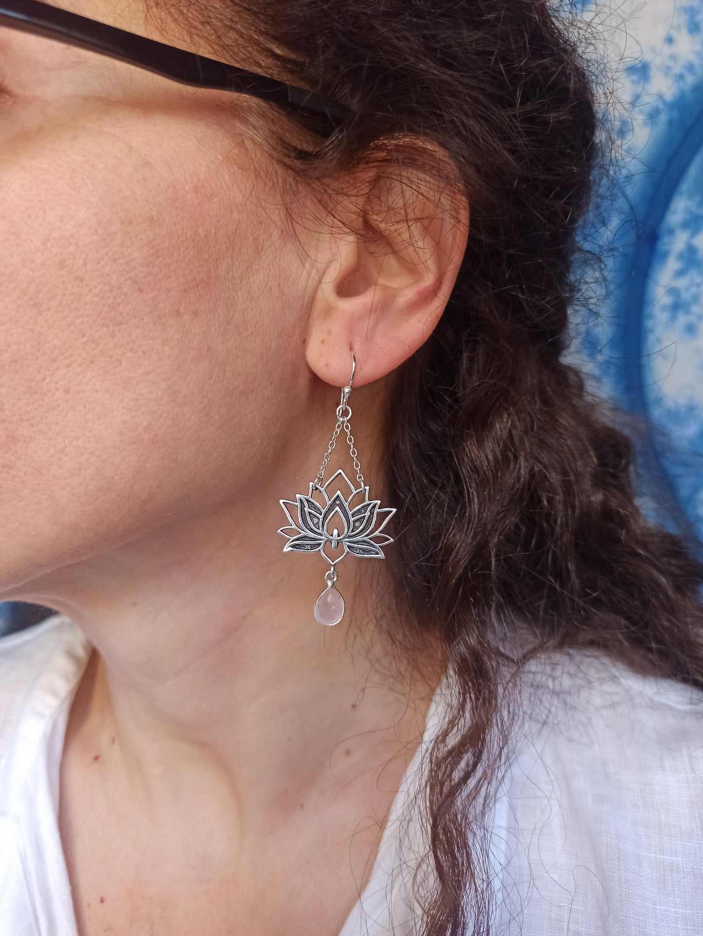 Orecchini boho argentato fiore di loto rosa