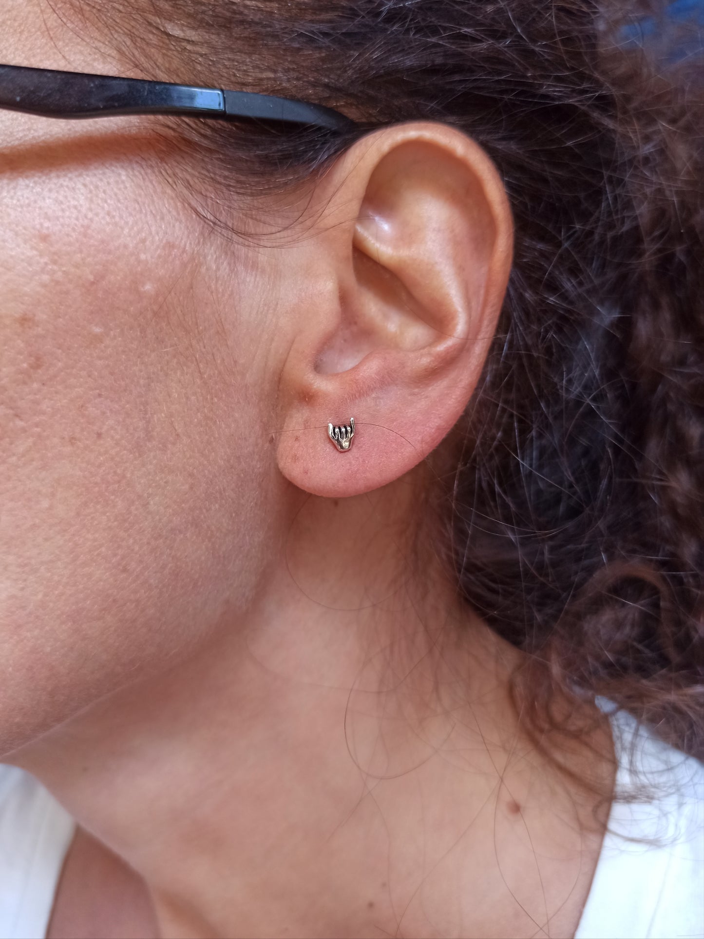 Single lobe earring in 925 silver with hand