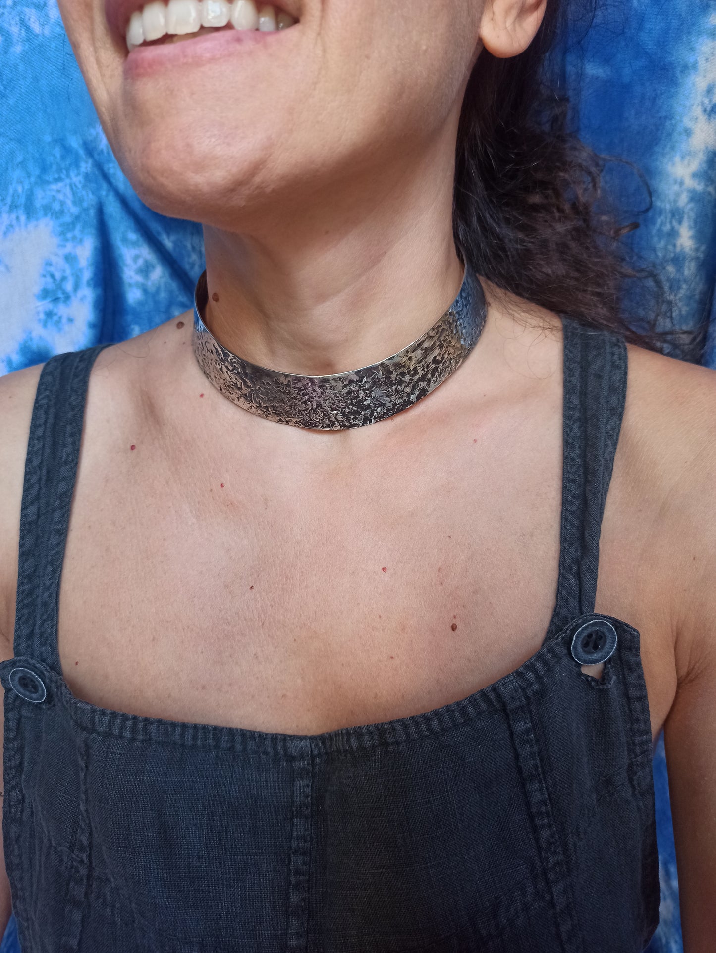 Hoher Kragen aus gehämmertem Silber