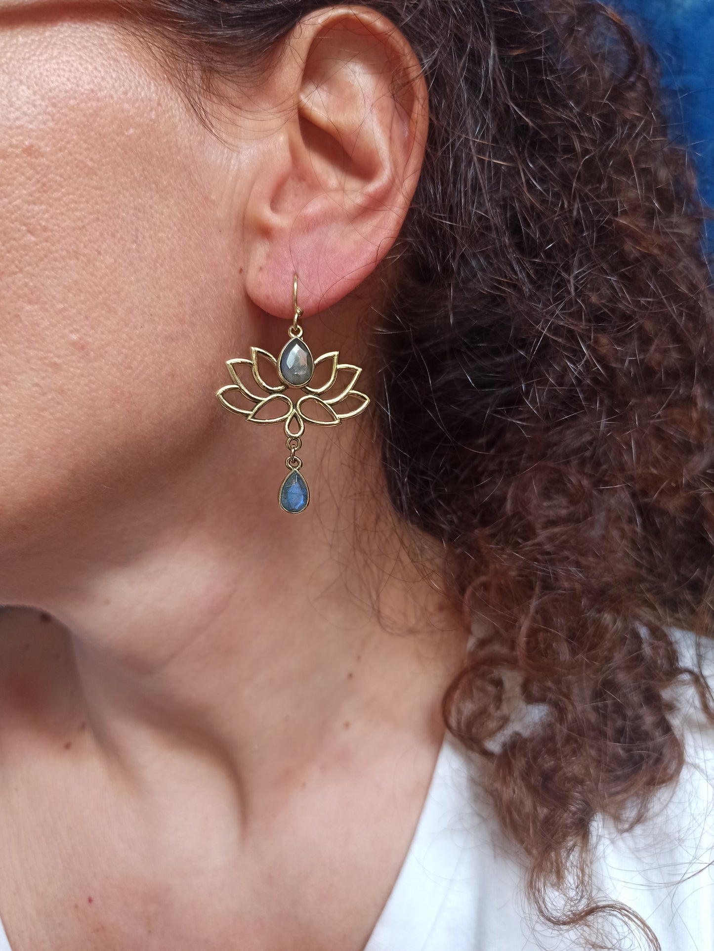 Orecchini boho dorato fiore di loto labradorite