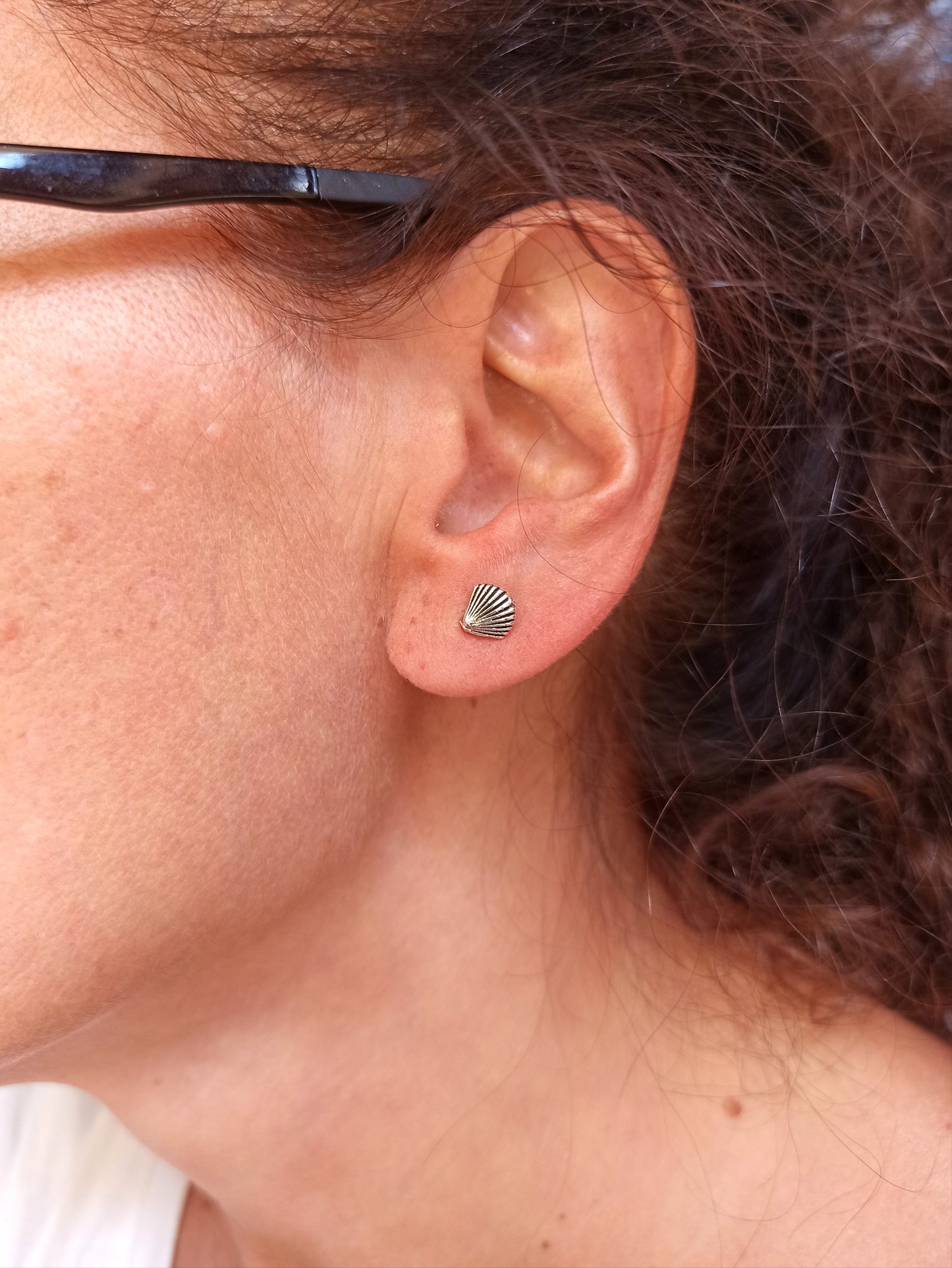 Single lobe earring in 925 silver with shell