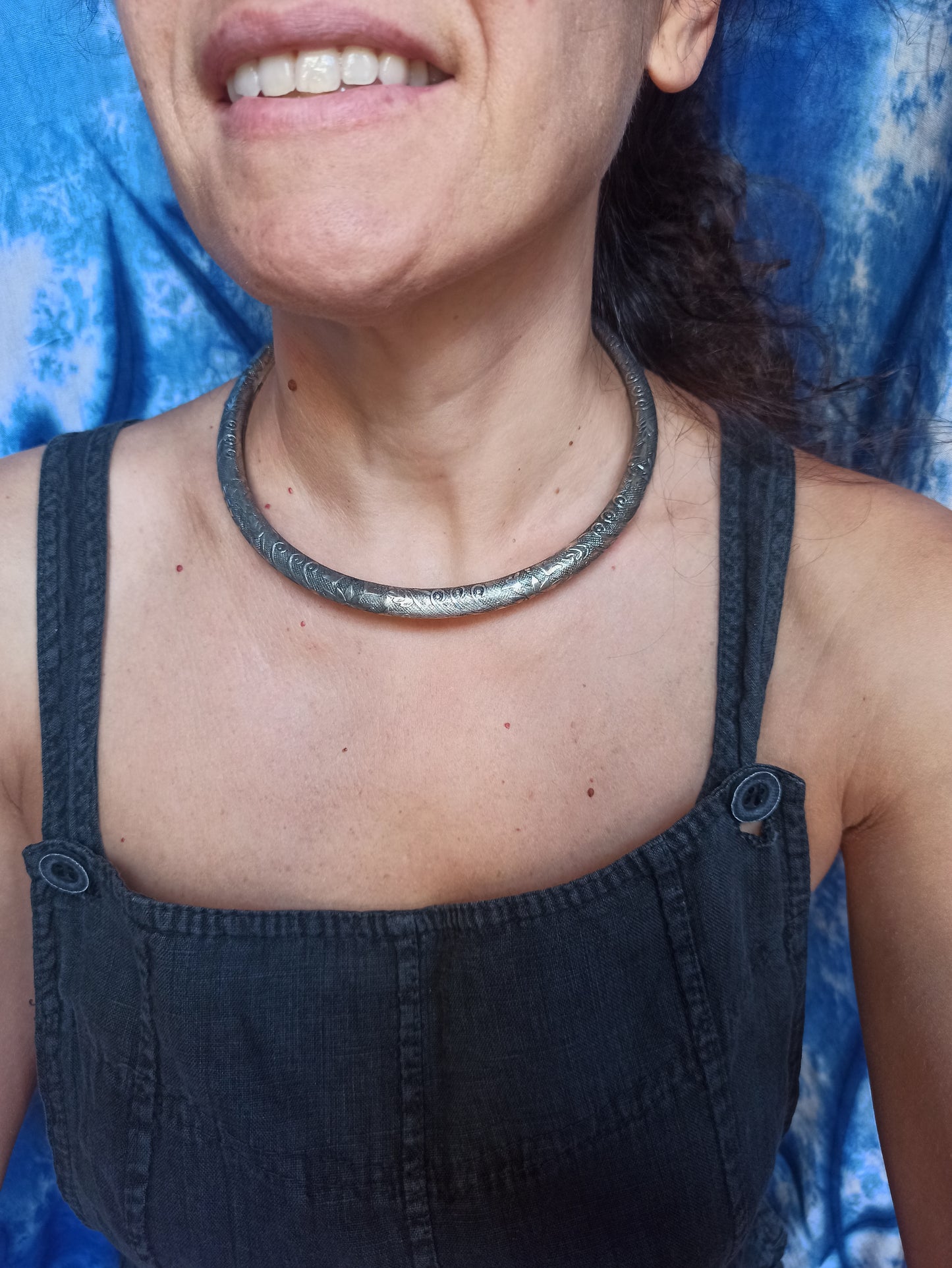 Silberner Kragen mit Locken und Blumen