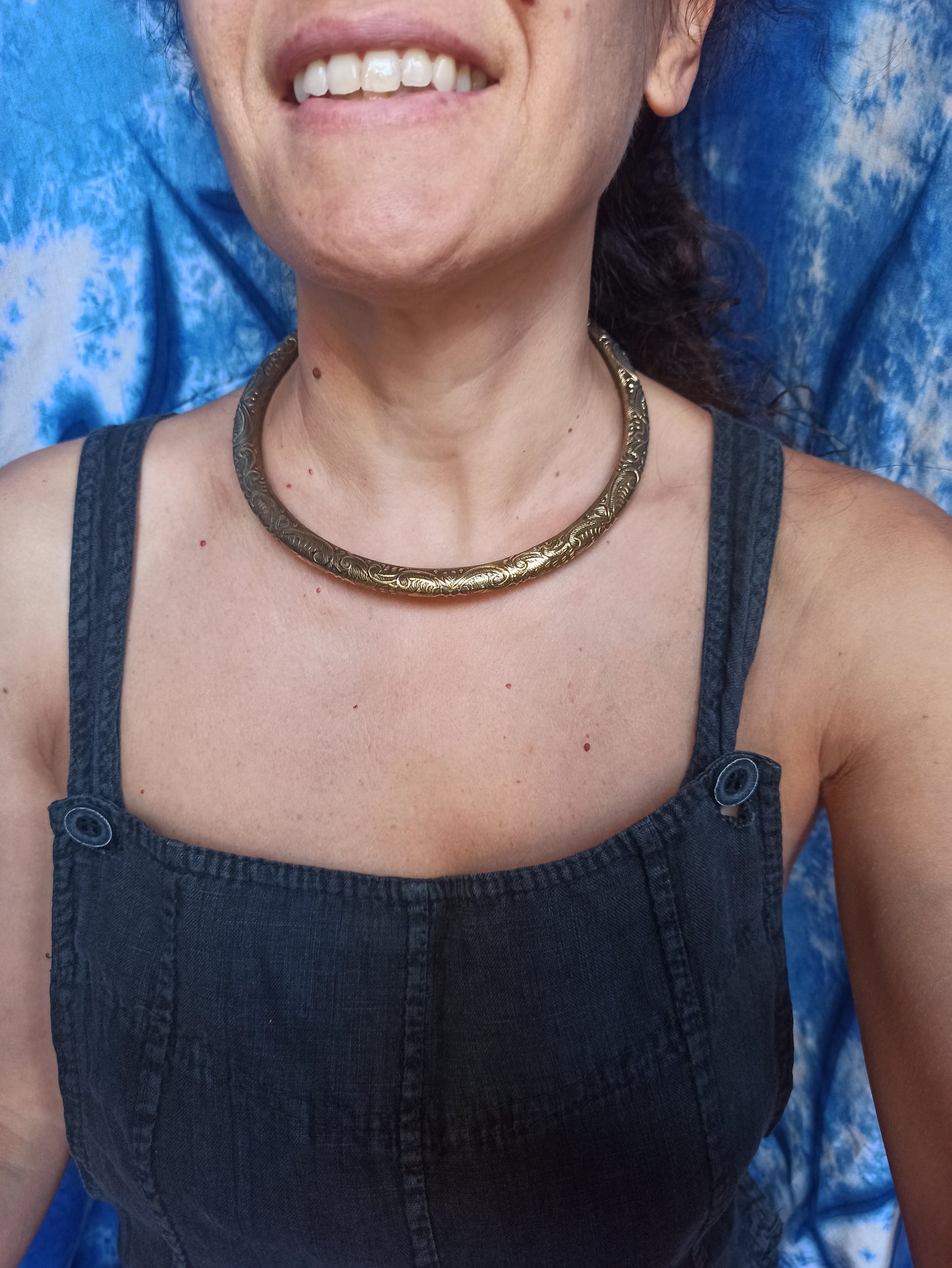 Goldener Kragen mit Wellen und Blumen