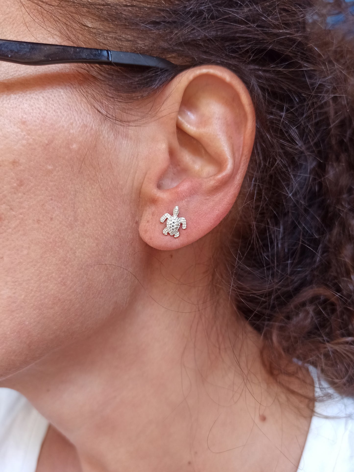 Single lobe earring in 925 silver with turtle