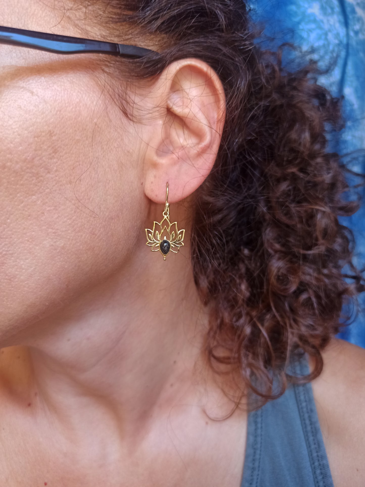 Orecchini boho dorato fiore di loto nero