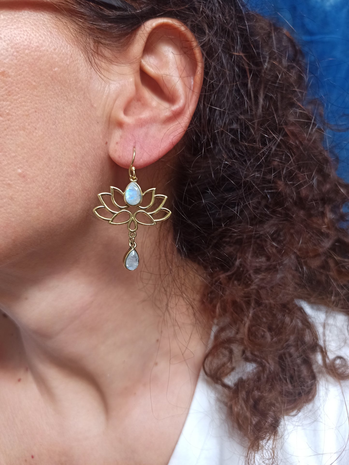 Orecchini boho dorato fiore di loto pietra di luna