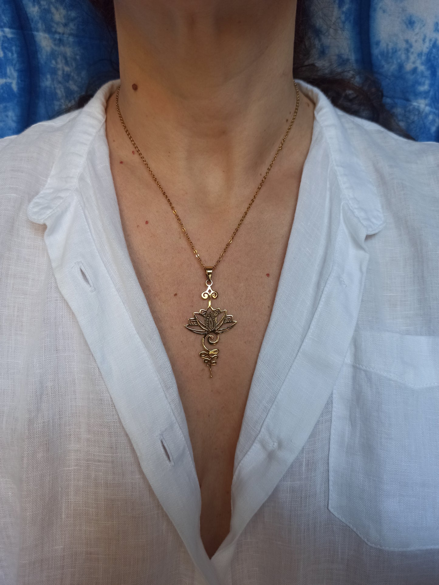 Collana dorata con ciondolo fiore di loto