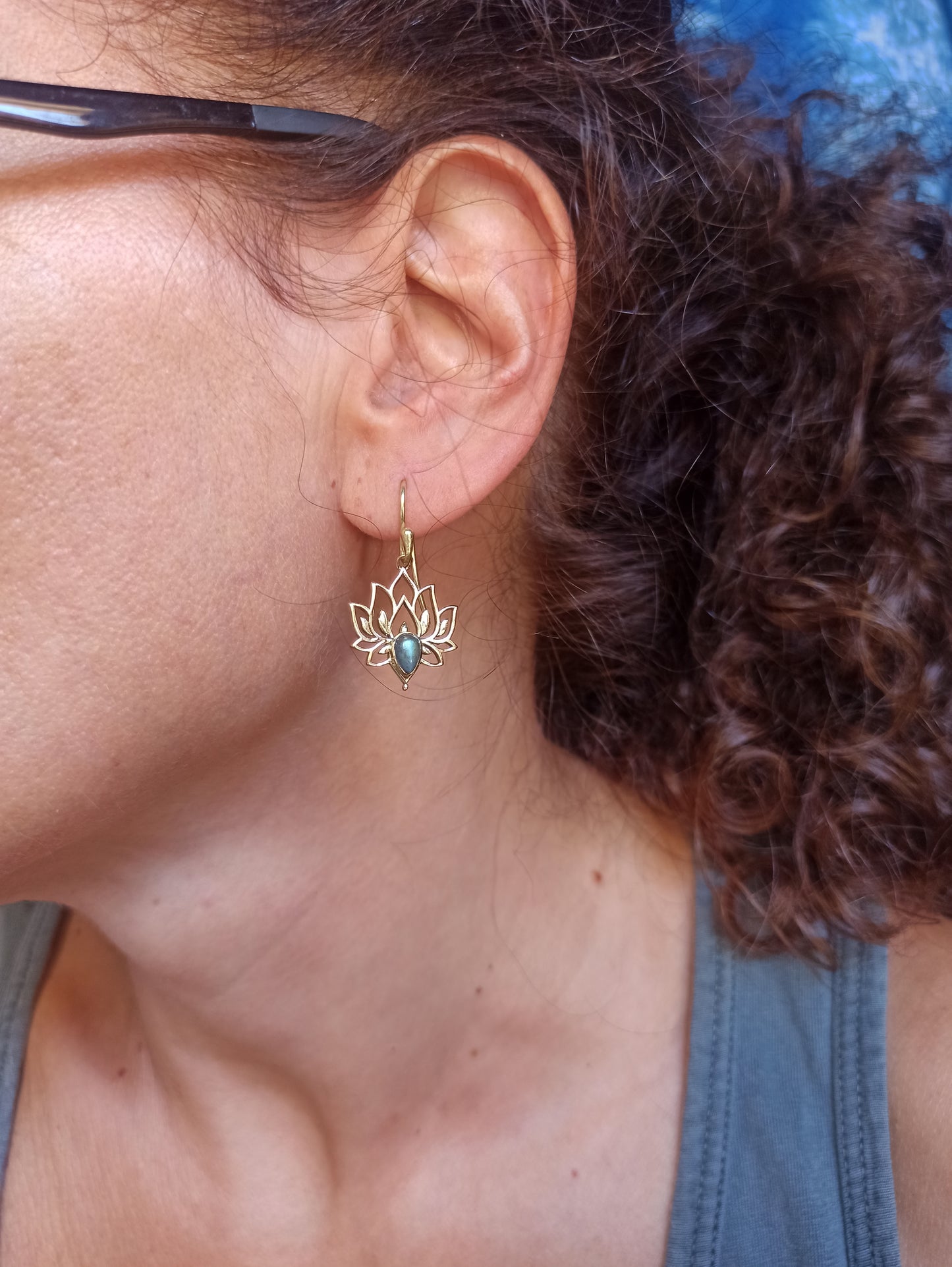 Orecchini boho dorato fiore di loto labradorite