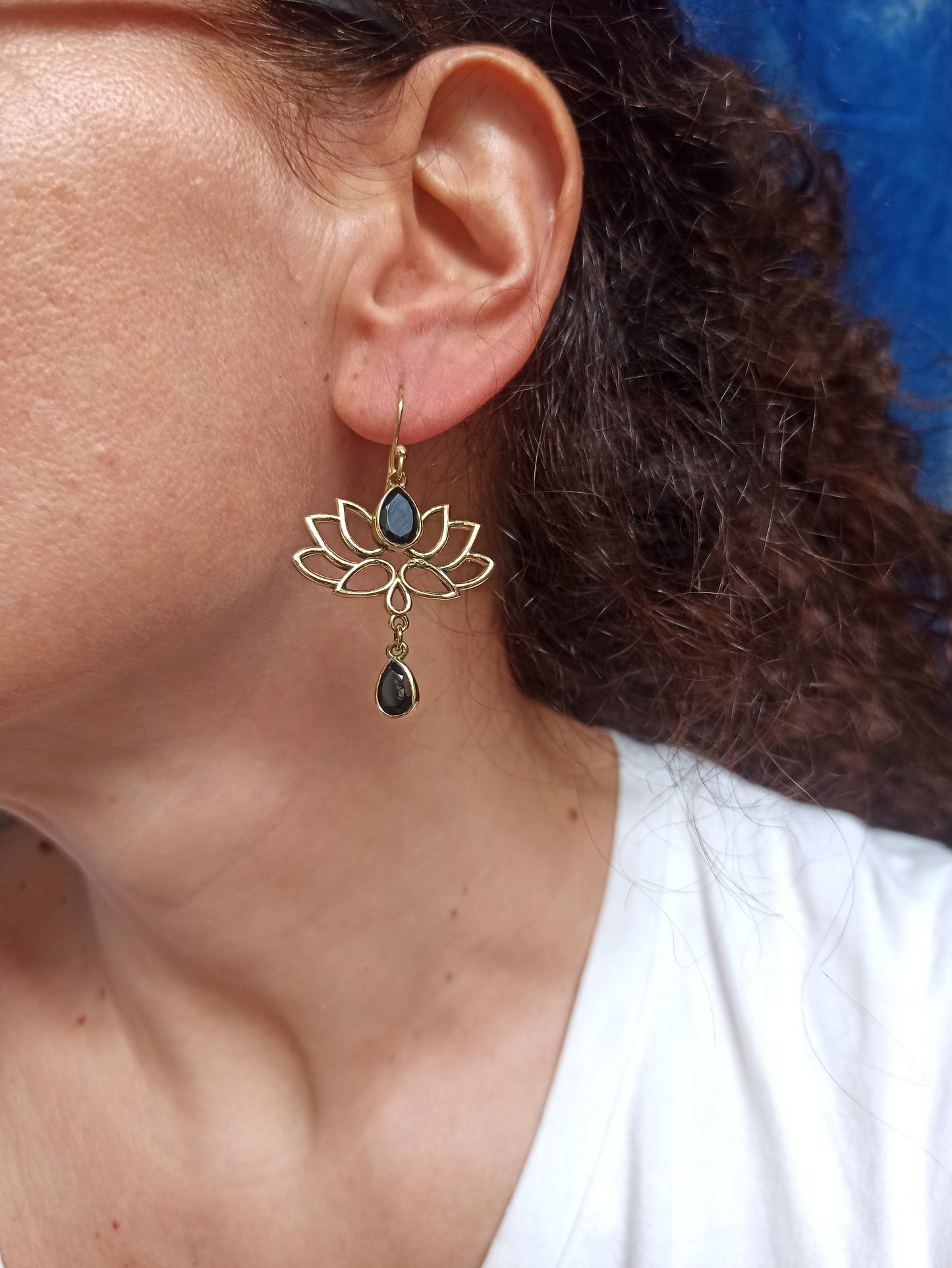 Orecchini boho dorato fiore di loto nero