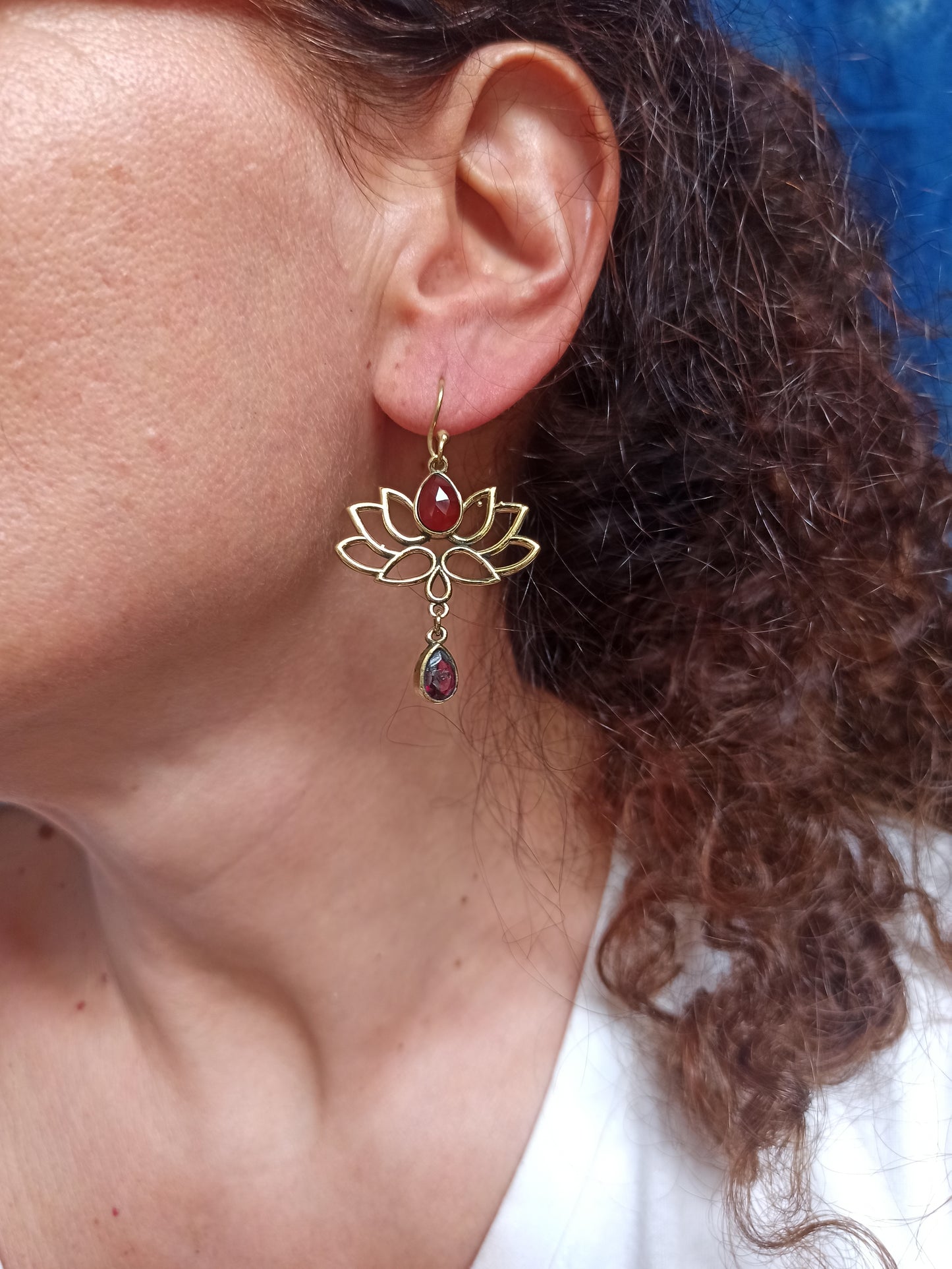 Orecchini boho dorato fiore di loto rosso