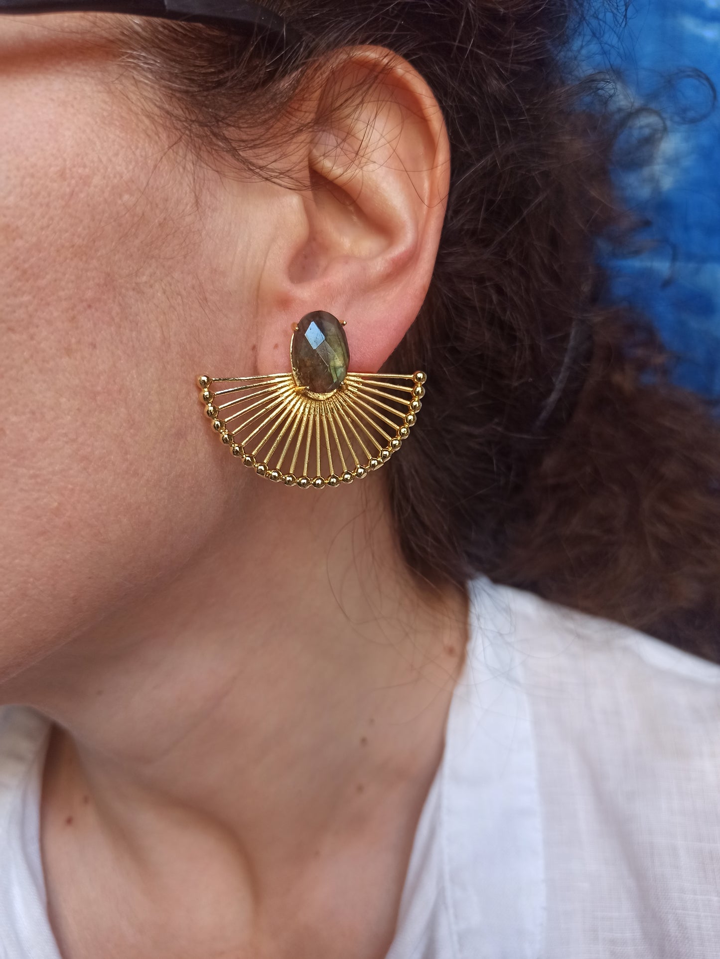 Schillernde goldene Halbcreolen