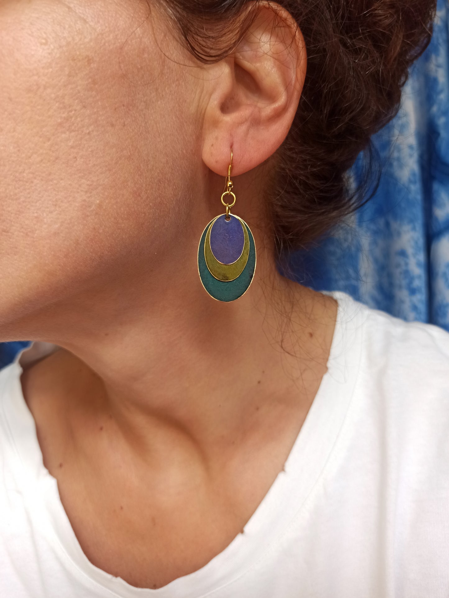 Grüne und violette ovale goldene Ohrringe